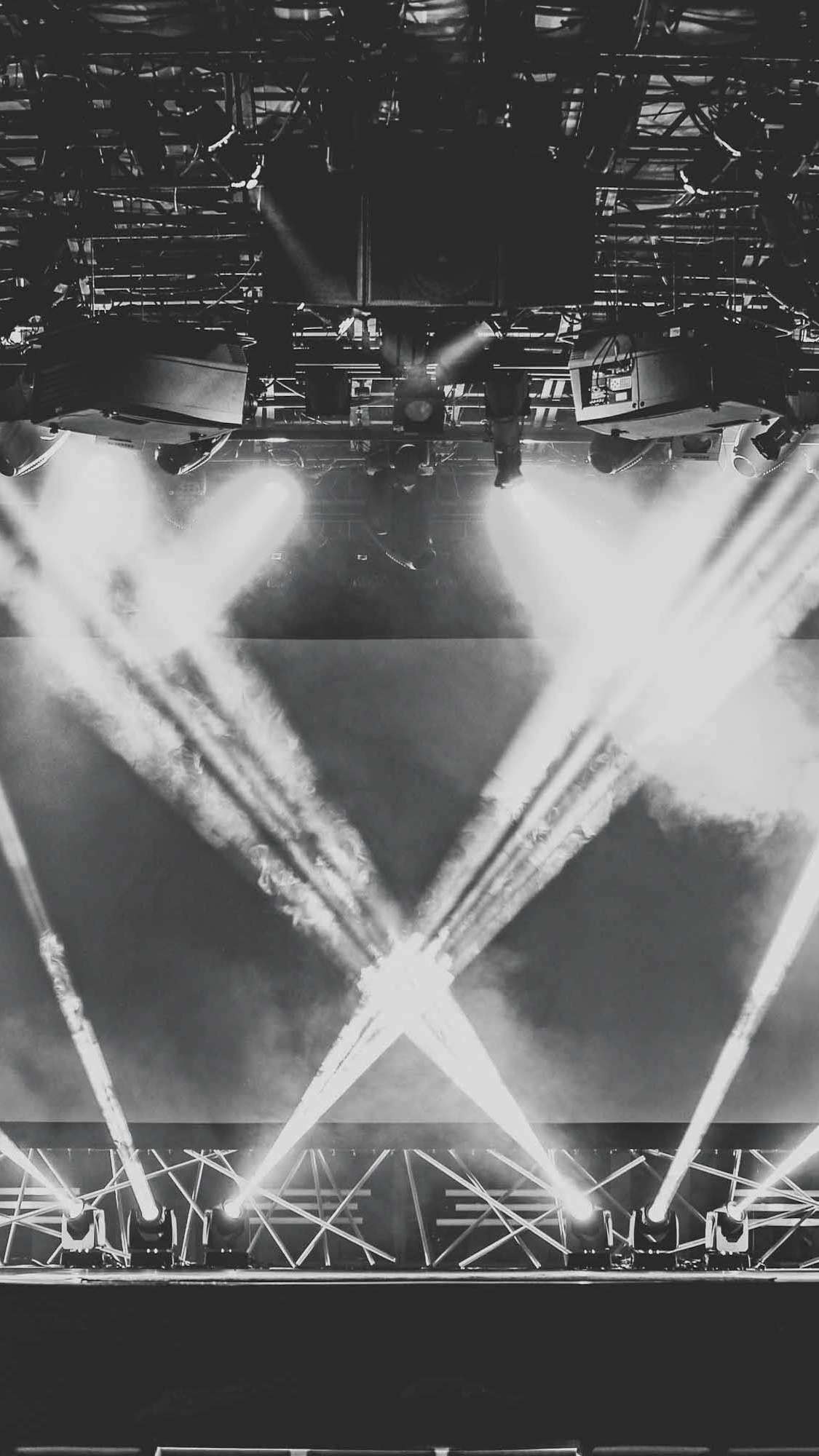 Klangfein | Bühne | Lichtkonzept | Bühnenshow | Band | Technik | LED | Spot | Theater | Lichttechnik | Tontechnik | Akustik | Mieten | Buchen | Anfrage | Konzert
