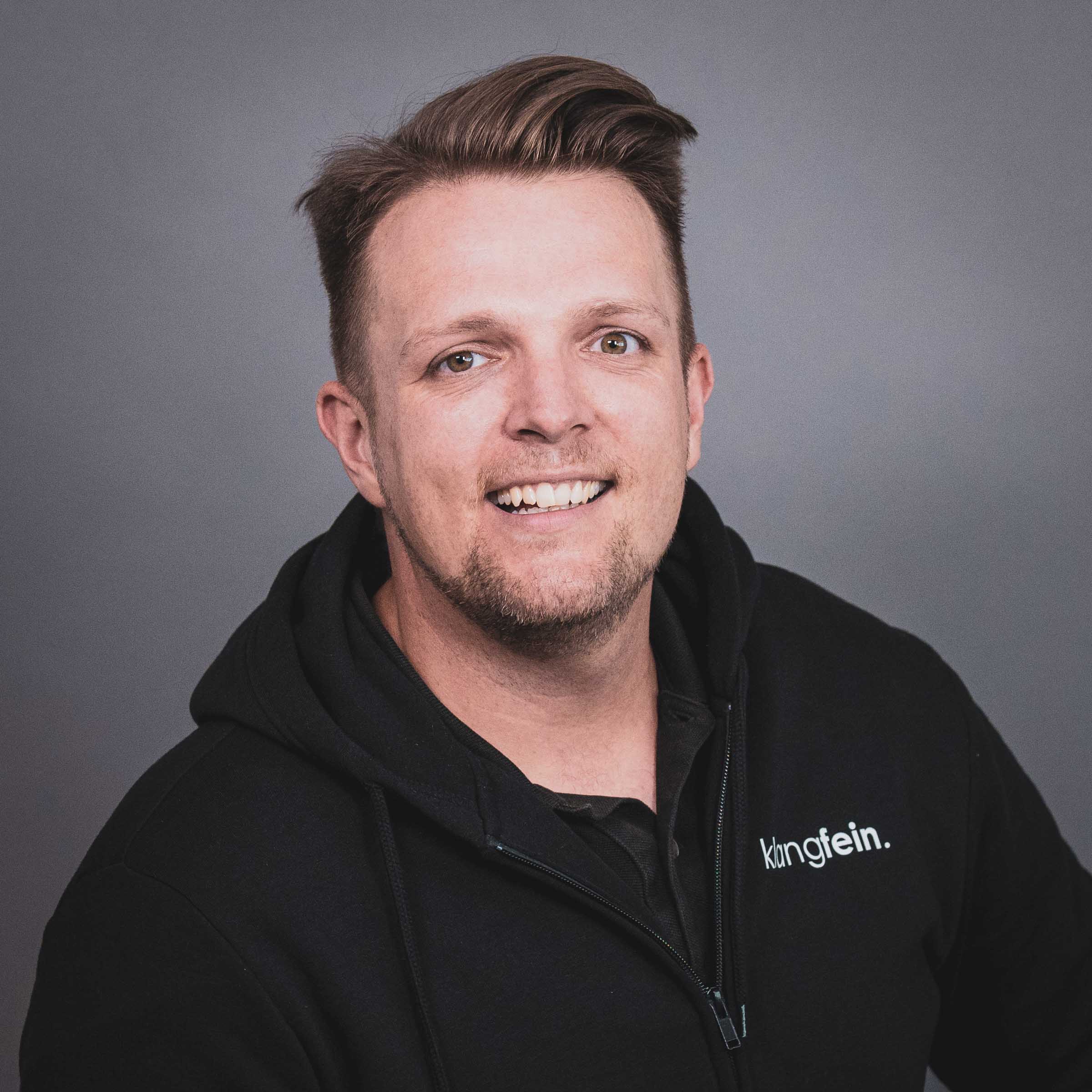 Klangfein | Team | Mitarbeiter | Messebau | Tontechnik | Tagungstechnik | Lichttechnik | Standbau | Projektion | LED | Bühnen | Buchen | Mieten | Anfragen | Mieten