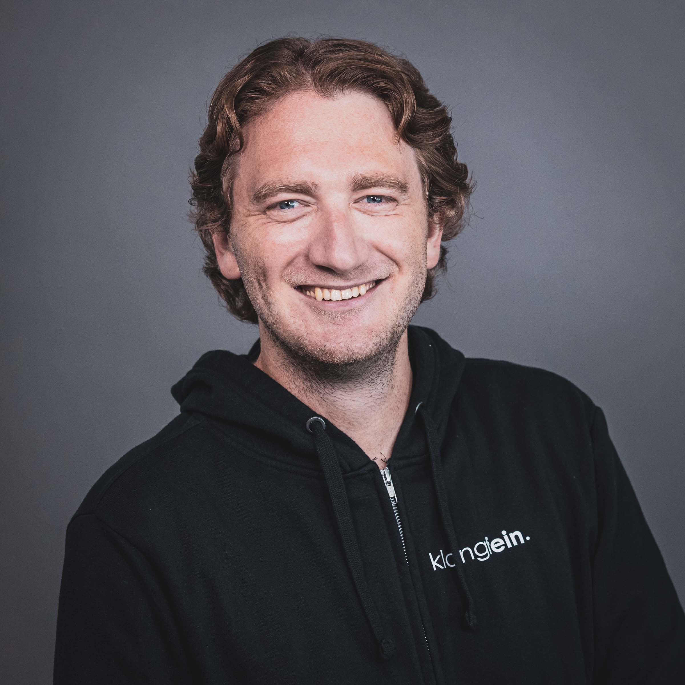 Klangfein | Team | Mitarbeiter | Messebau | Tontechnik | Tagungstechnik | Lichttechnik | Standbau | Projektion | LED | Bühnen | Buchen | Mieten | Anfragen