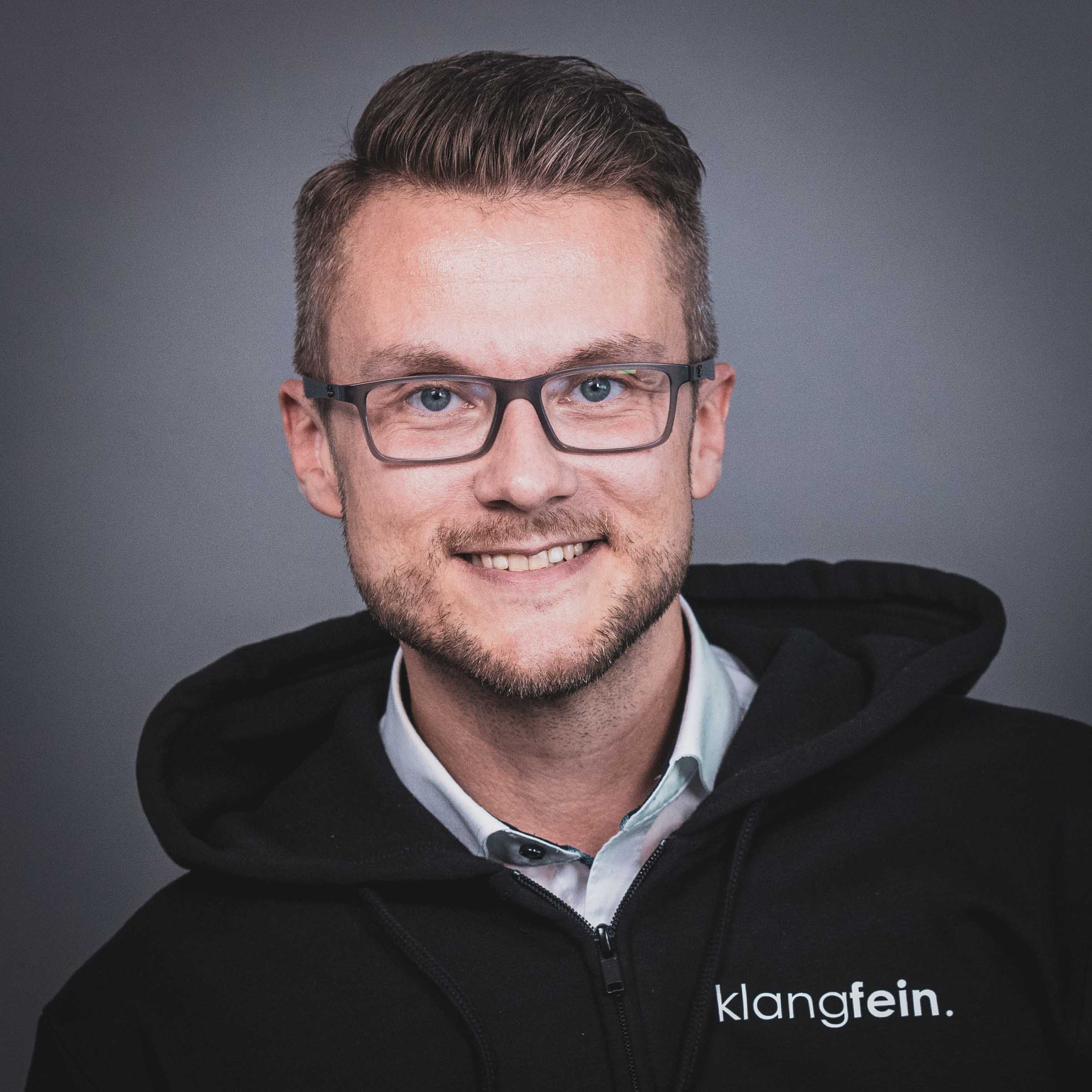 Klangfein | Team | Mitarbeiter | Messebau | Tontechnik | Tagungstechnik | Lichttechnik | Standbau | Projektion | LED | LCD | Panel | Bühnen | Buchen | Mieten | Anfragen