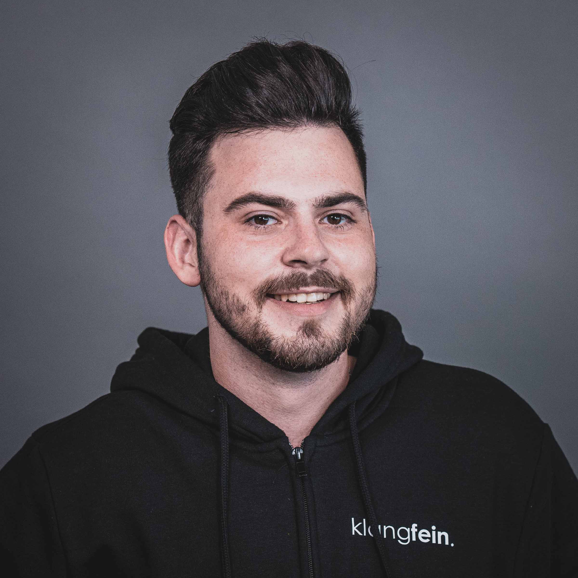 Klangfein | Team | Mitarbeiter | Messebau | Tontechnik | Tagungstechnik | Lichttechnik | Traversentechnik | Standesign | Standbau | Projektion | LED | Bühnen | Buchen | Mieten | Anfragen