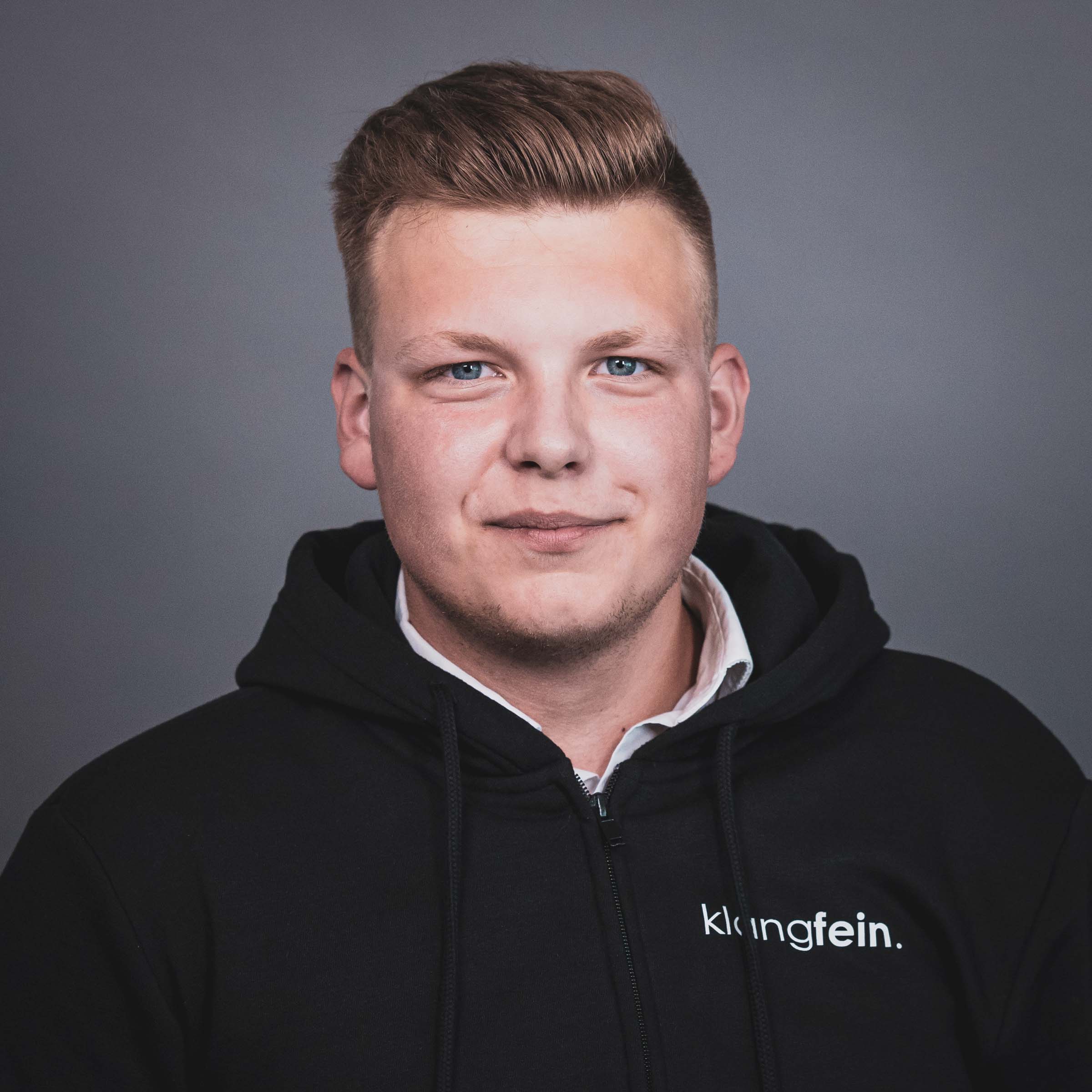 Klangfein | Team | Mitarbeiter | Messebau | Tontechnik | Traversen | Tagungstechnik | Lichttechnik | Standbau | Projektion | LED | Bühnen | Buchen | Mieten | Anfragen