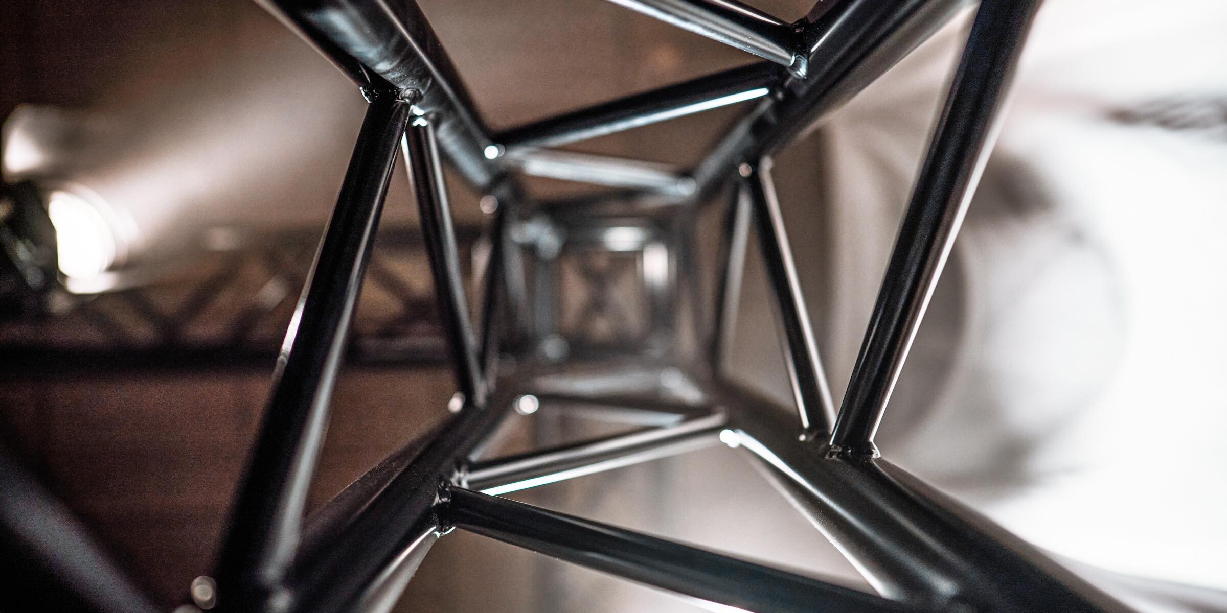 Detail einer schwarzen Aluminium Traverse für Veranstaltungstechnik