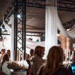 Schwarze Traversen mit LED Spots und Stoffdekoration auf Event