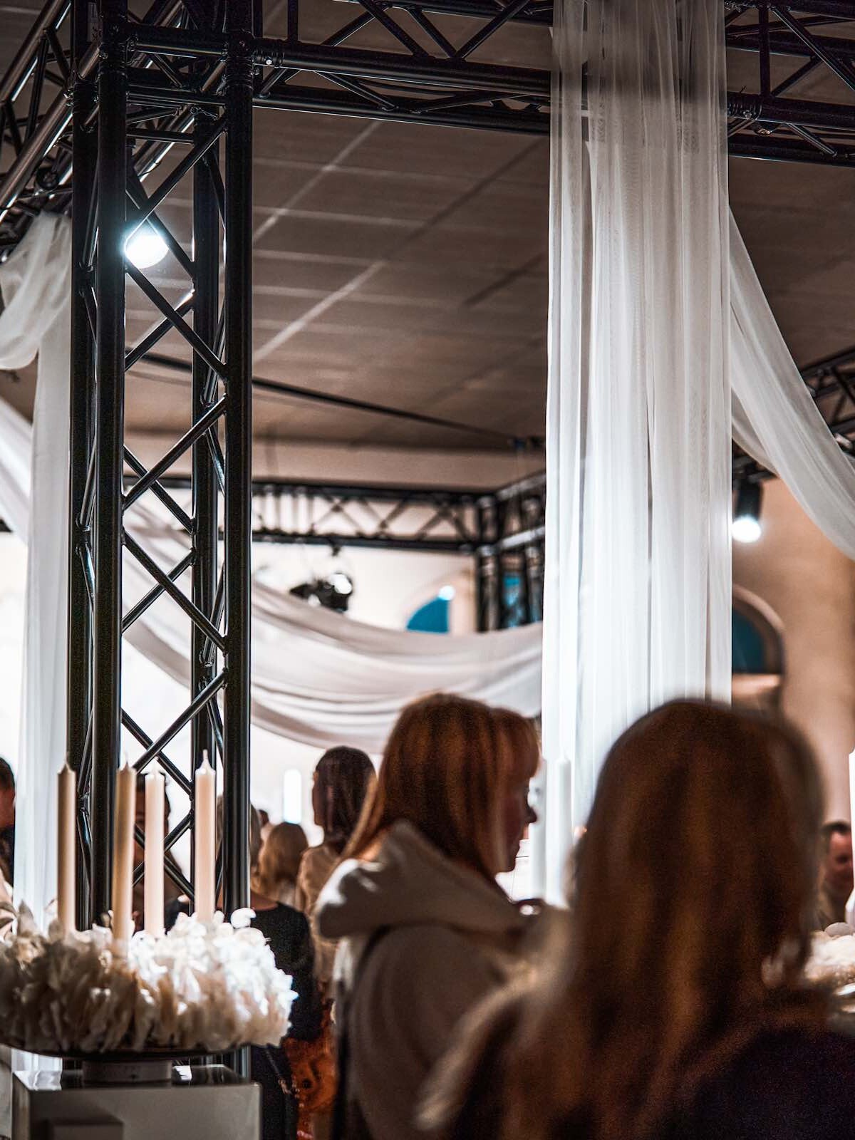 Schwarze Traversen mit LED Spots und Stoffdekoration auf Event