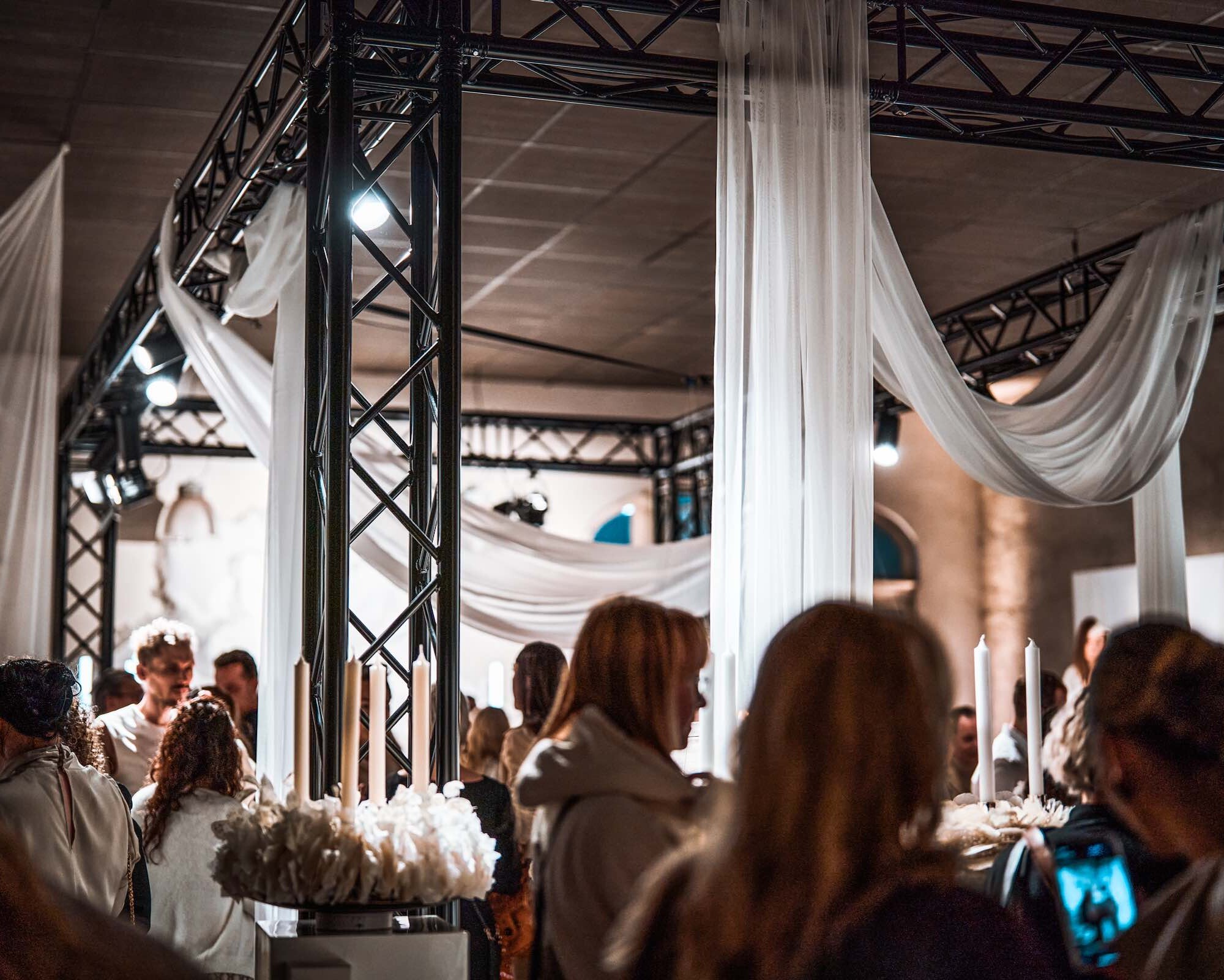 Schwarze Traversen mit LED Spots und Stoffdekoration auf Event