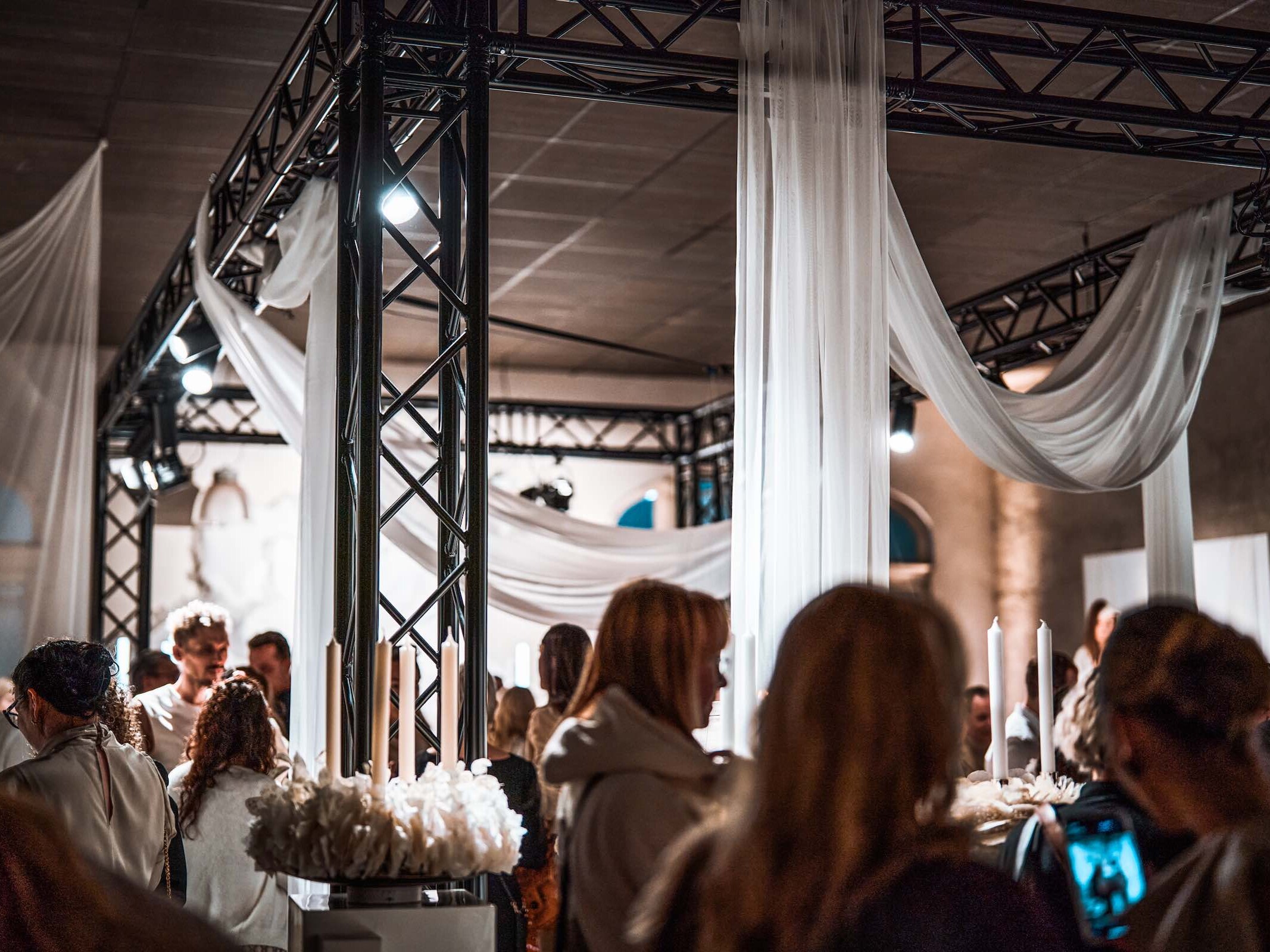 Schwarze Traversen mit LED Spots und Stoffdekoration auf Event