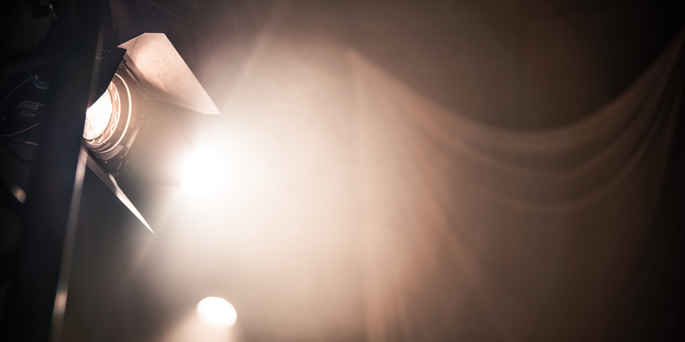 Bühnenstrahler mit Lichtstrahlen für Eventbeleuchtung und Messebeleuchtung