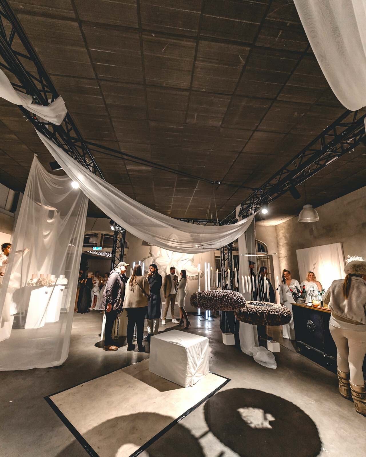 Eventlocation mit Traversensystem, LED-Beleuchtung und Stoffdekoration