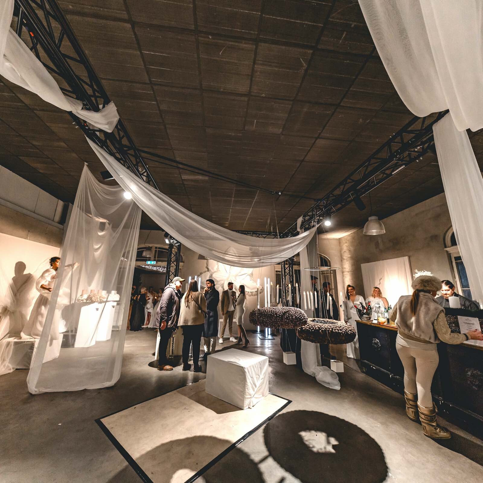 Eventlocation mit Traversensystem, LED-Beleuchtung und Stoffdekoration