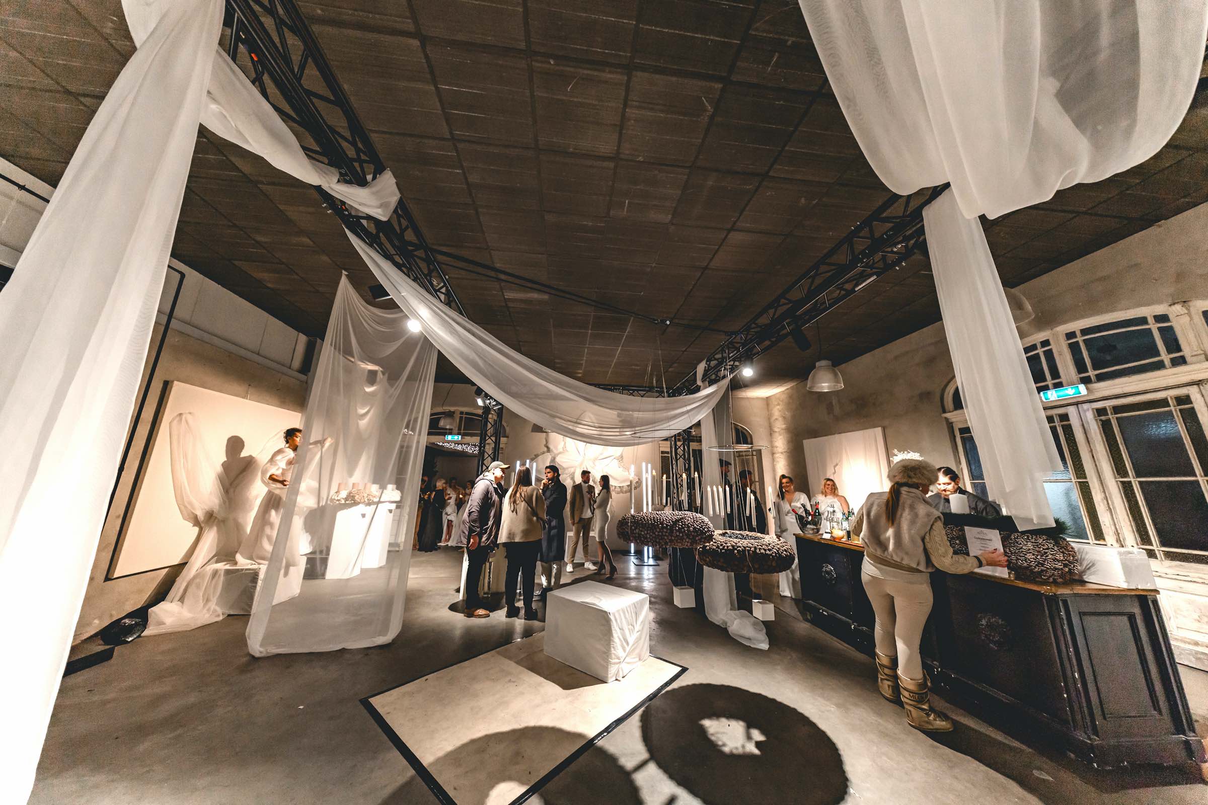 Eventlocation mit Traversensystem, LED-Beleuchtung und Stoffdekoration