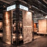 Messestand mit schwarzem Traversensystem und Beleuchtung auf einer Messe