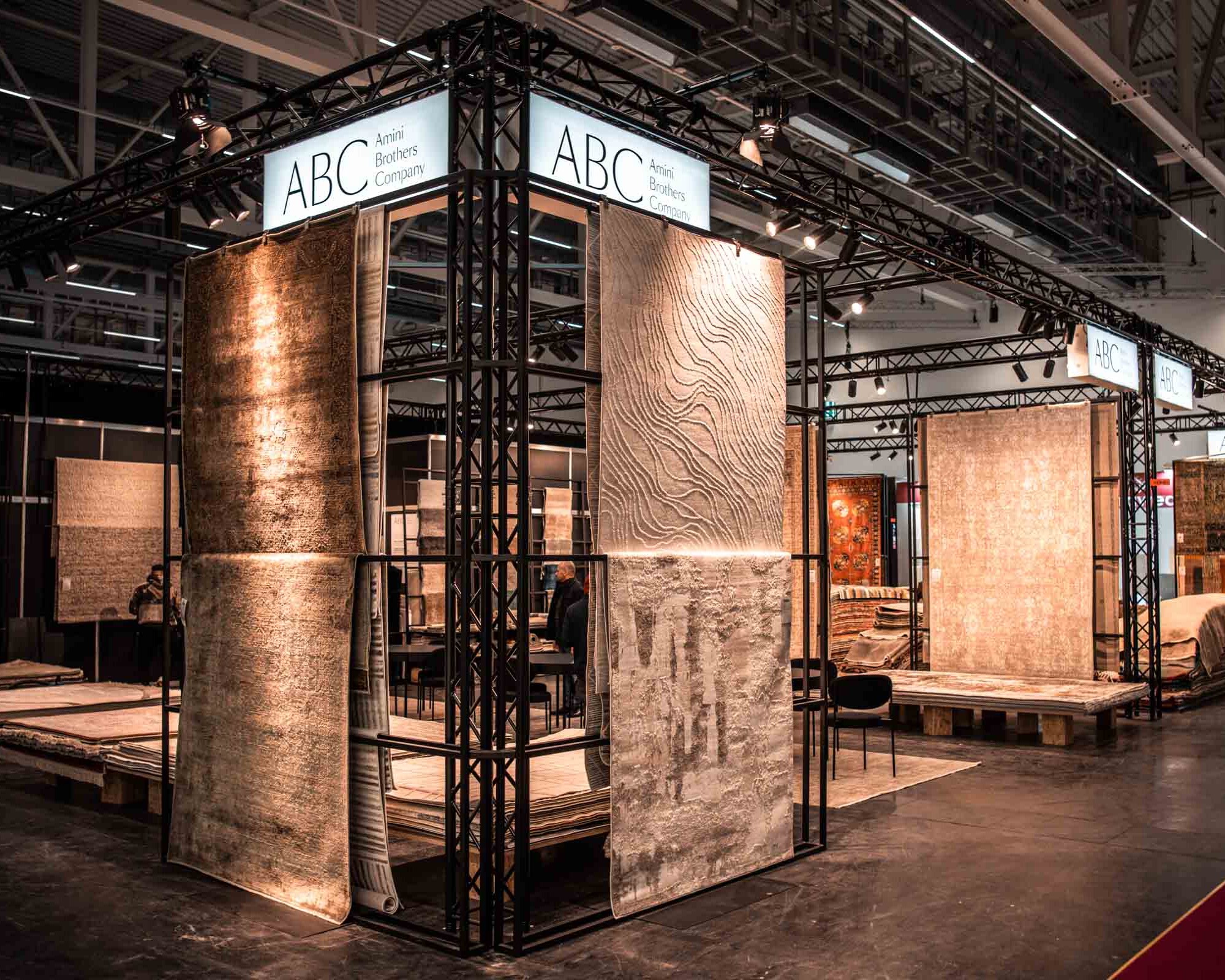 Messestand mit schwarzem Traversensystem und Beleuchtung auf einer Messe