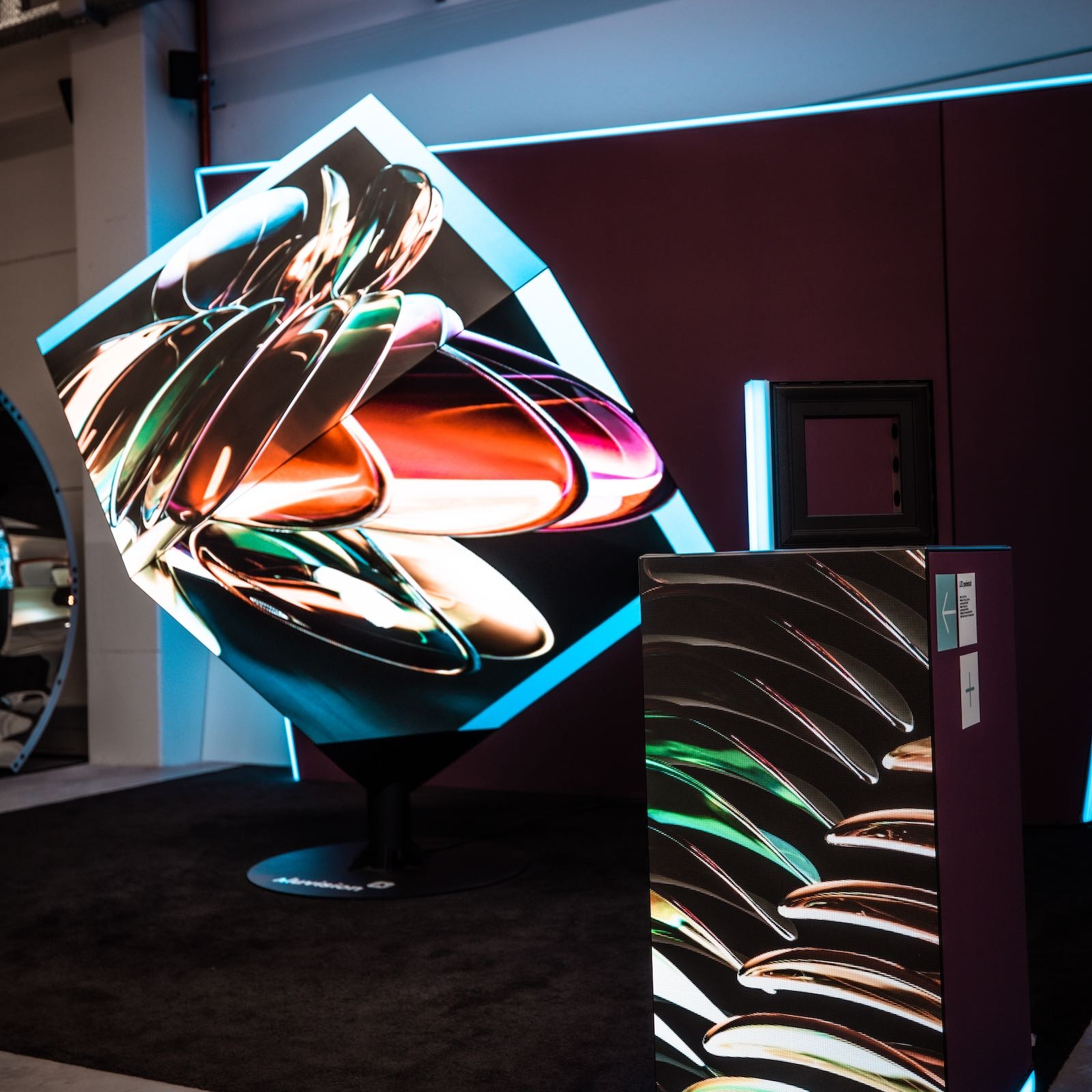 Messestand mit großer LED Wall und LED-Theke mit bunten, abstrakten Visuals.