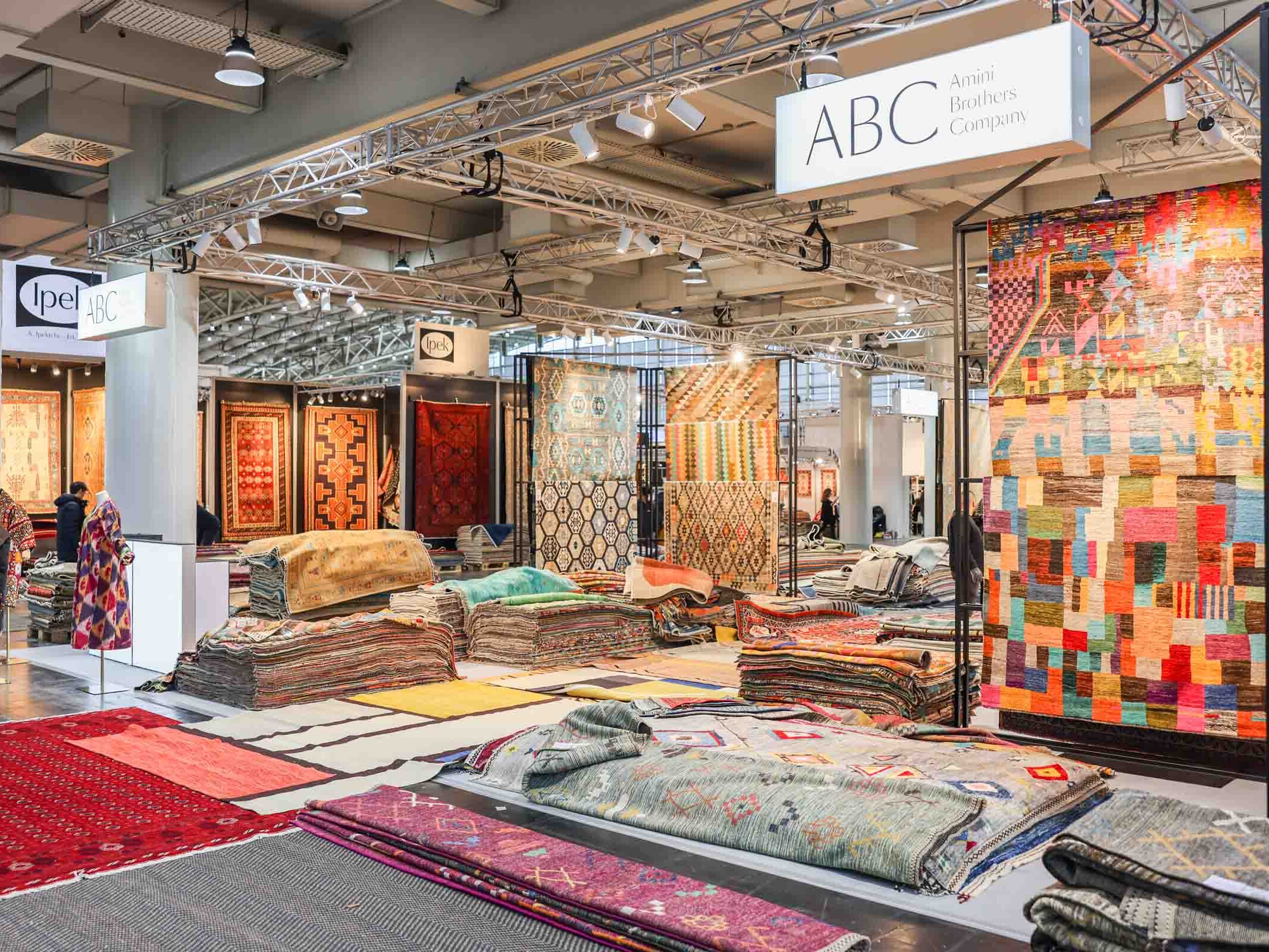 Messestand mit Teppichausstellung, Traversensystem und Beleuchtung