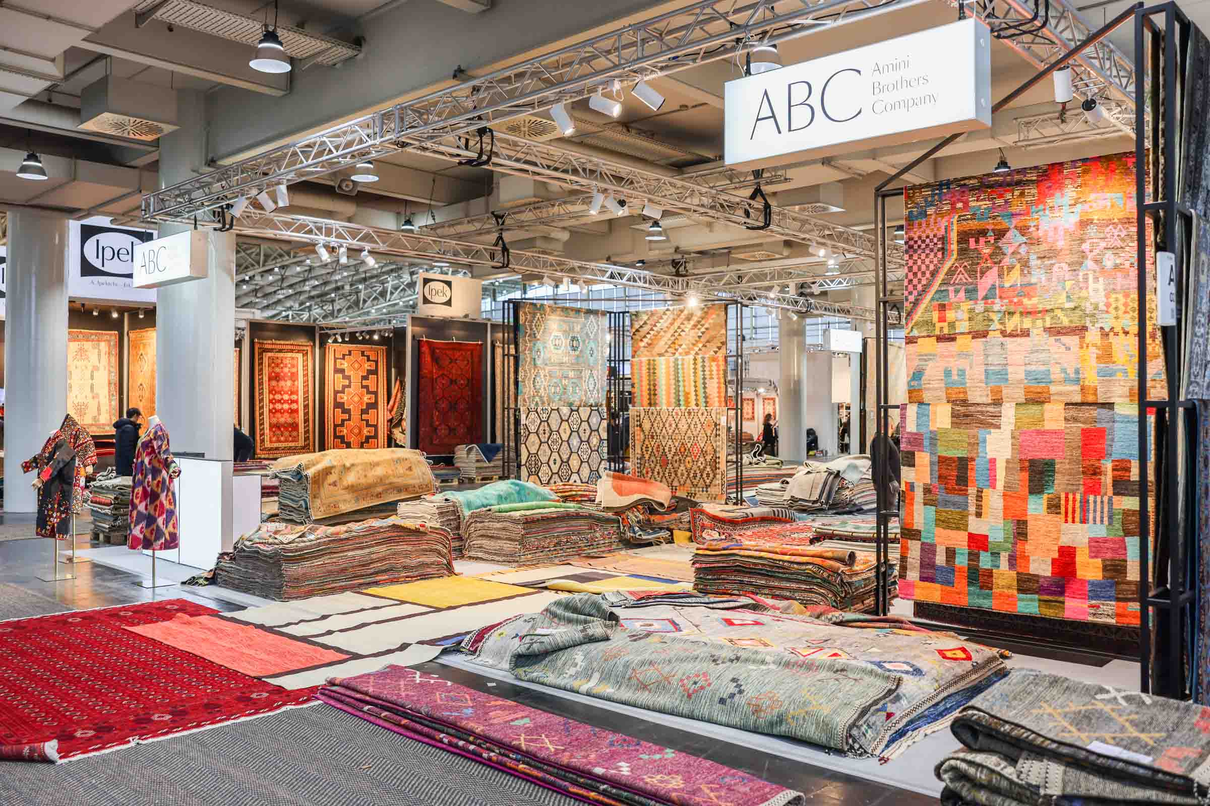 Messestand mit Teppichausstellung, Traversensystem und Beleuchtung