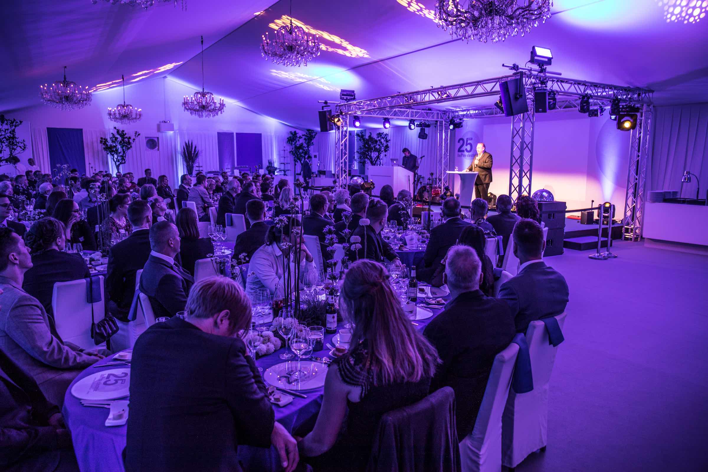 Veranstaltungstechnik bei einer Tagung mit Bühne, Lichttechnik und Tontechnik