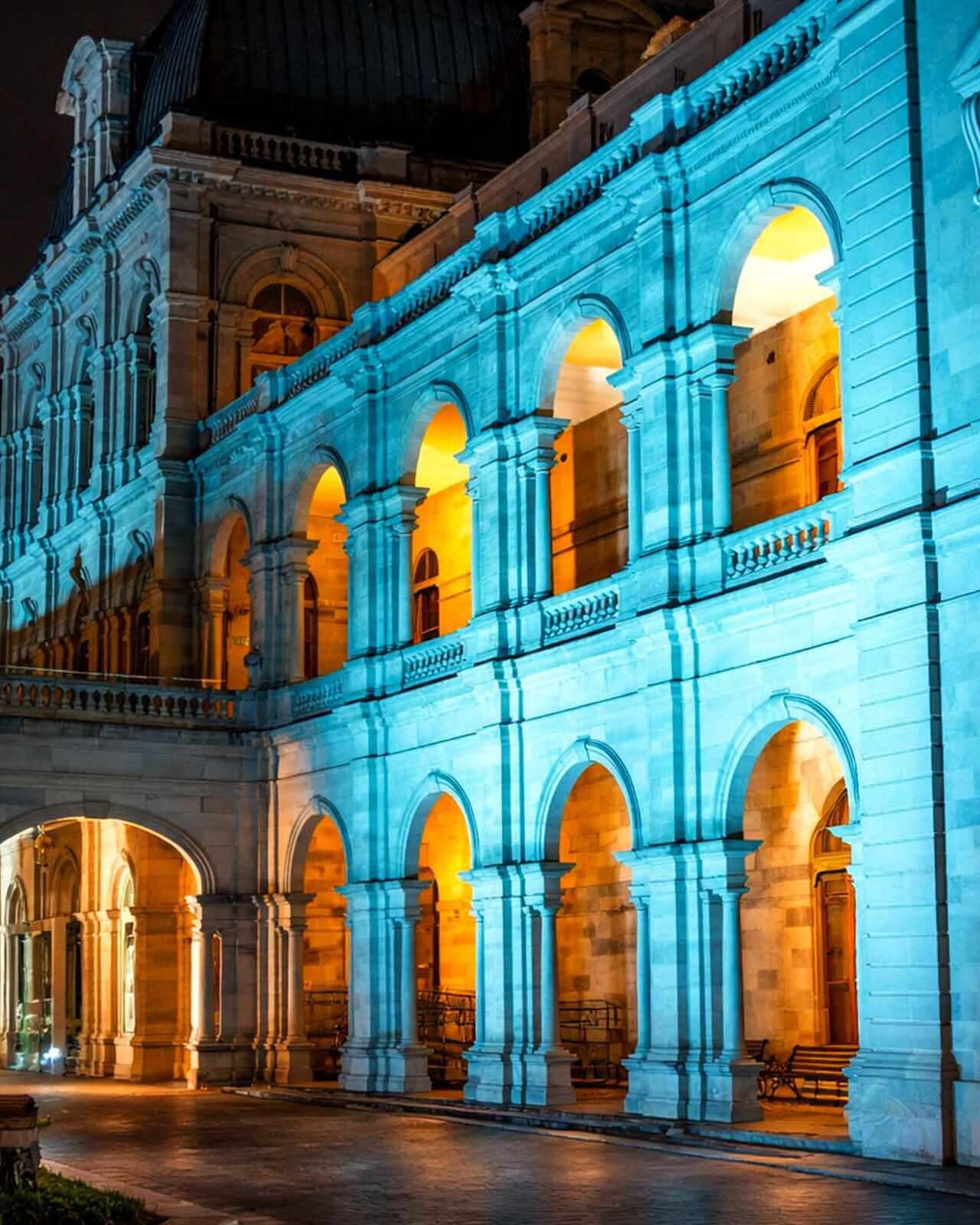 Architekturbeleuchtung eines historischen Geb&auml;udes in Hannover mit modernem Lichtdesign und Eventtechnik