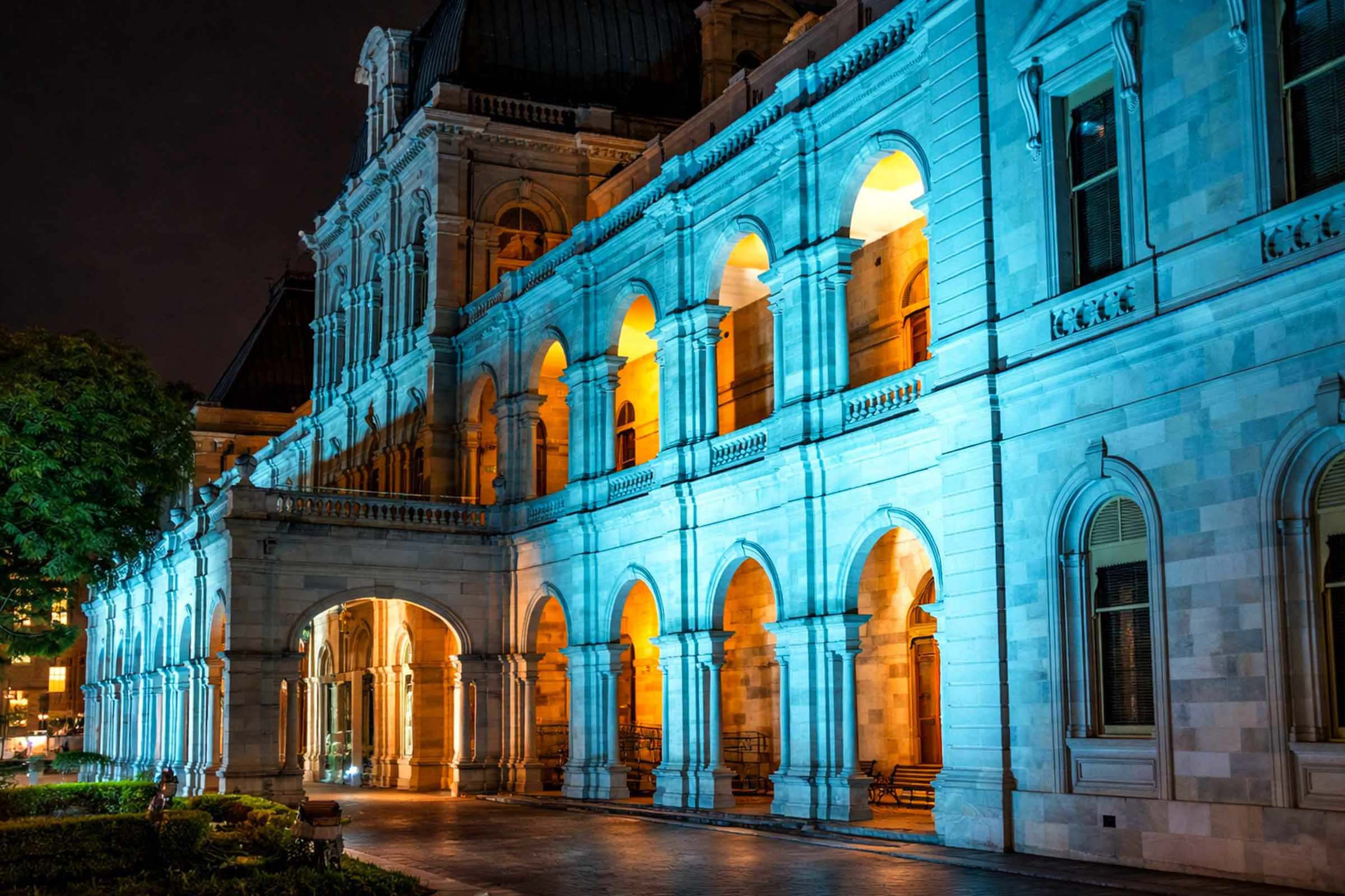 Architekturbeleuchtung eines historischen Gebäudes in Hannover mit modernem Lichtdesign und Eventtechnik