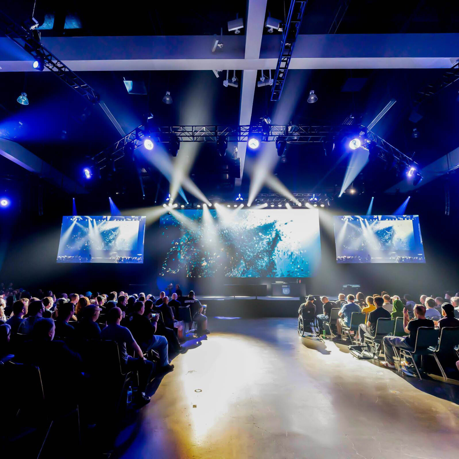 Großes Live-Event in Hannover mit Publikum, Eventbühne, LED-Wänden und professioneller Bühnenbeleuchtung