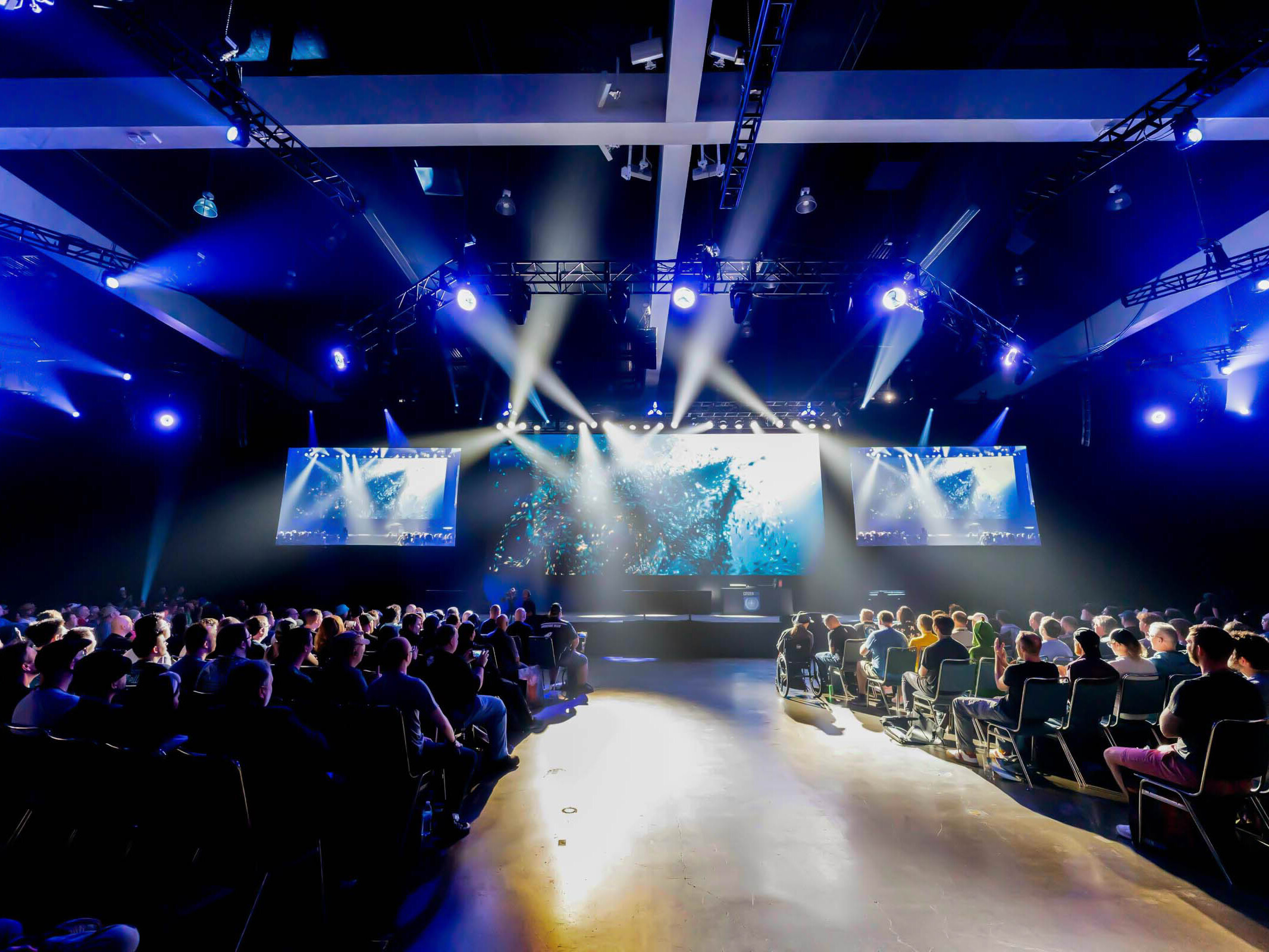 Großes Live-Event in Hannover mit Publikum, Eventbühne, LED-Wänden und professioneller Bühnenbeleuchtung