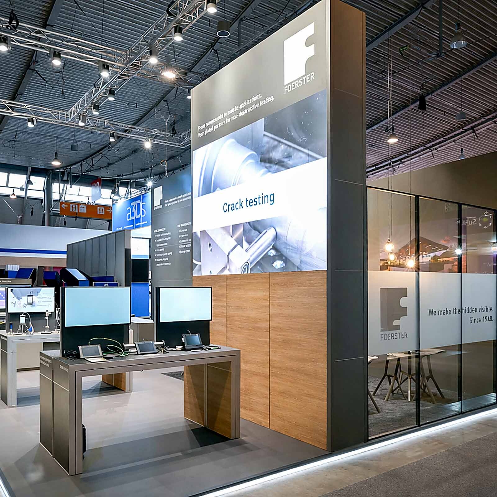 Industrie Messestand auf einer Messe in Hannover mit modernem Design, Displays und Präsentationsflächen