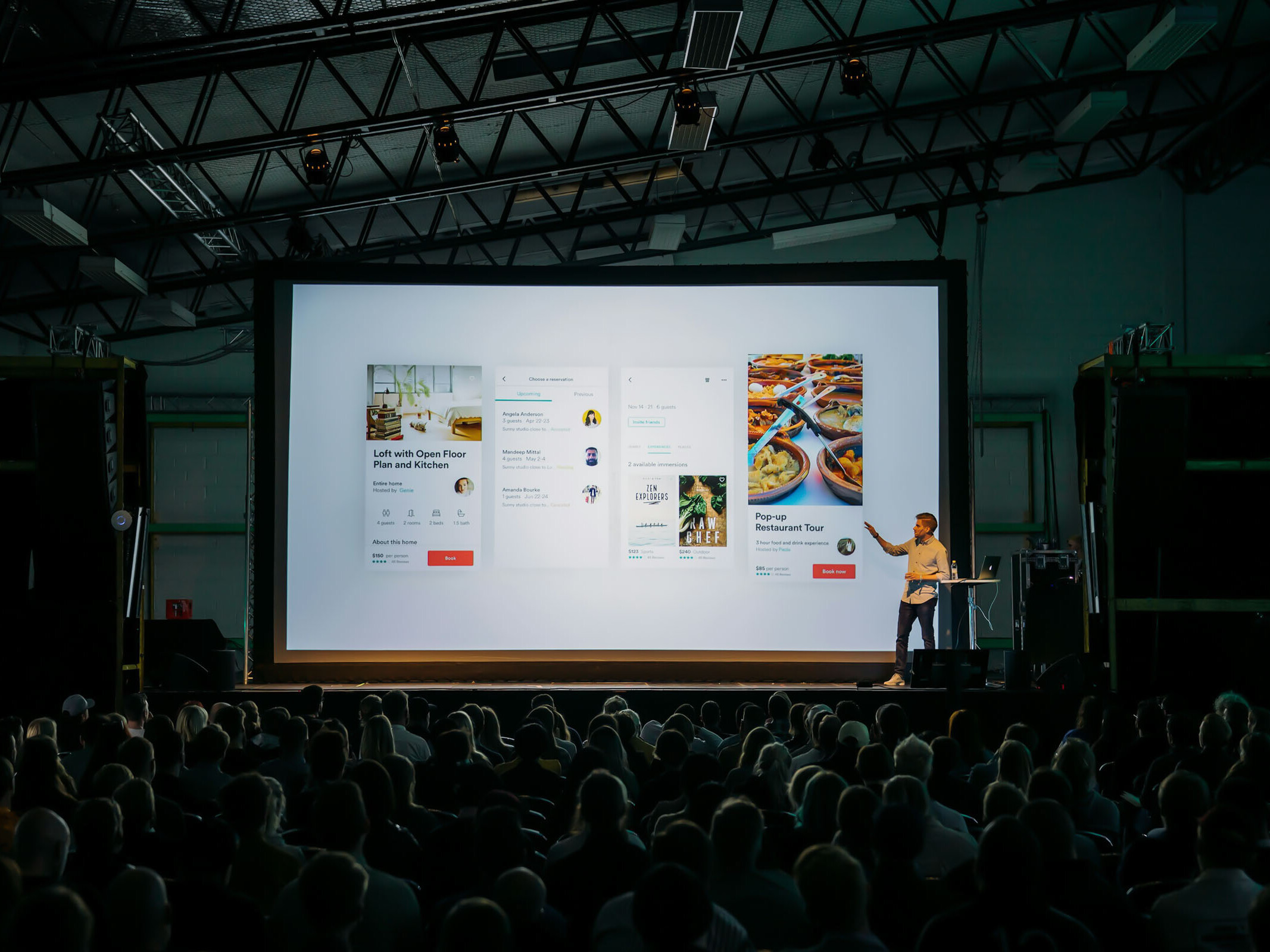 Präsentation auf großer Bühne in Hannover mit Konferenztechnik, Leinwand und Publikum bei einer Veranstaltung