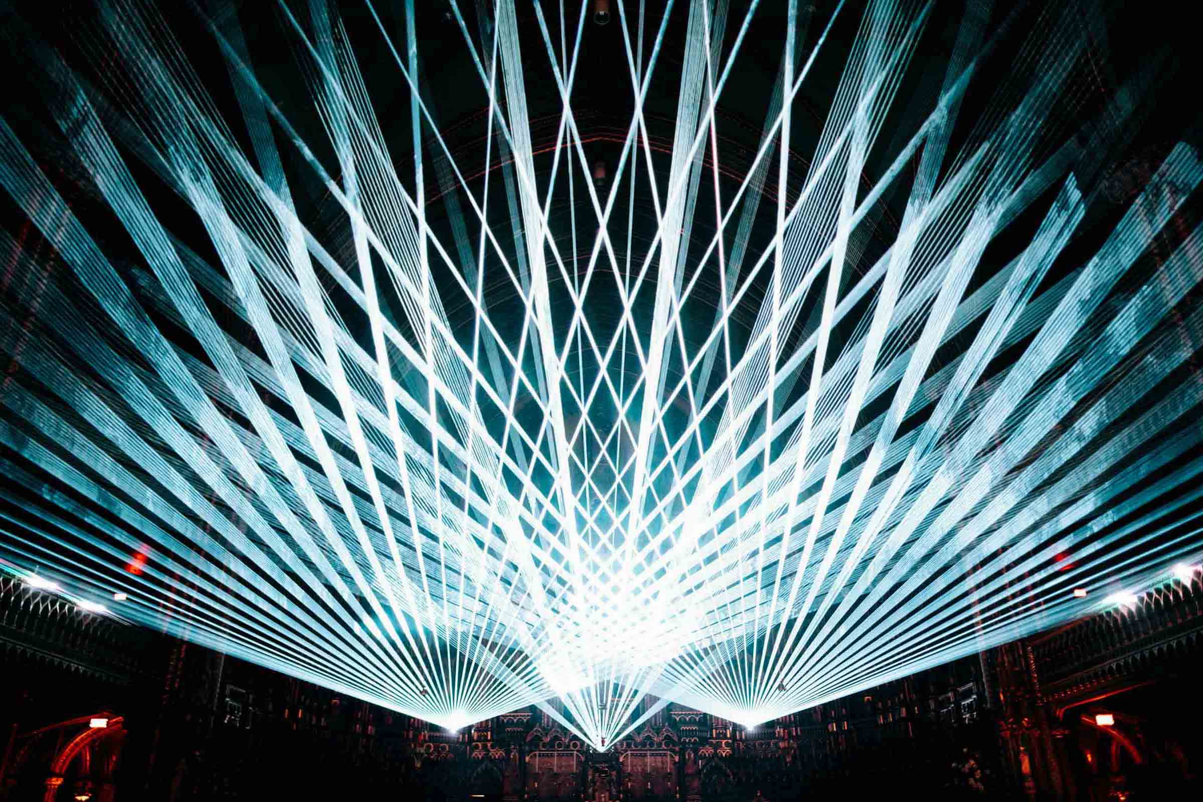 Lasershow mit Lichtstrahlen bei einem Event in Hannover mit professioneller Lichttechnik und Showdesign