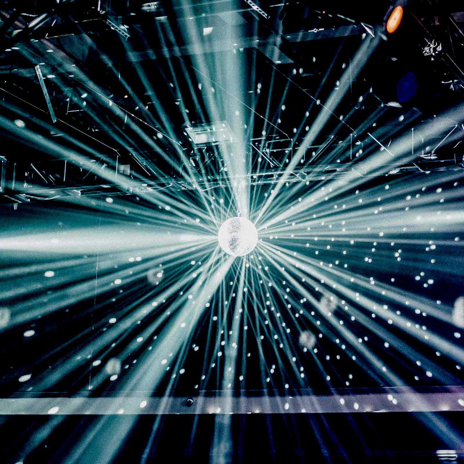 Showbeleuchtung mit Lichtstrahlen und Effekten bei einem Event in Hannover mit moderner Lichttechnik