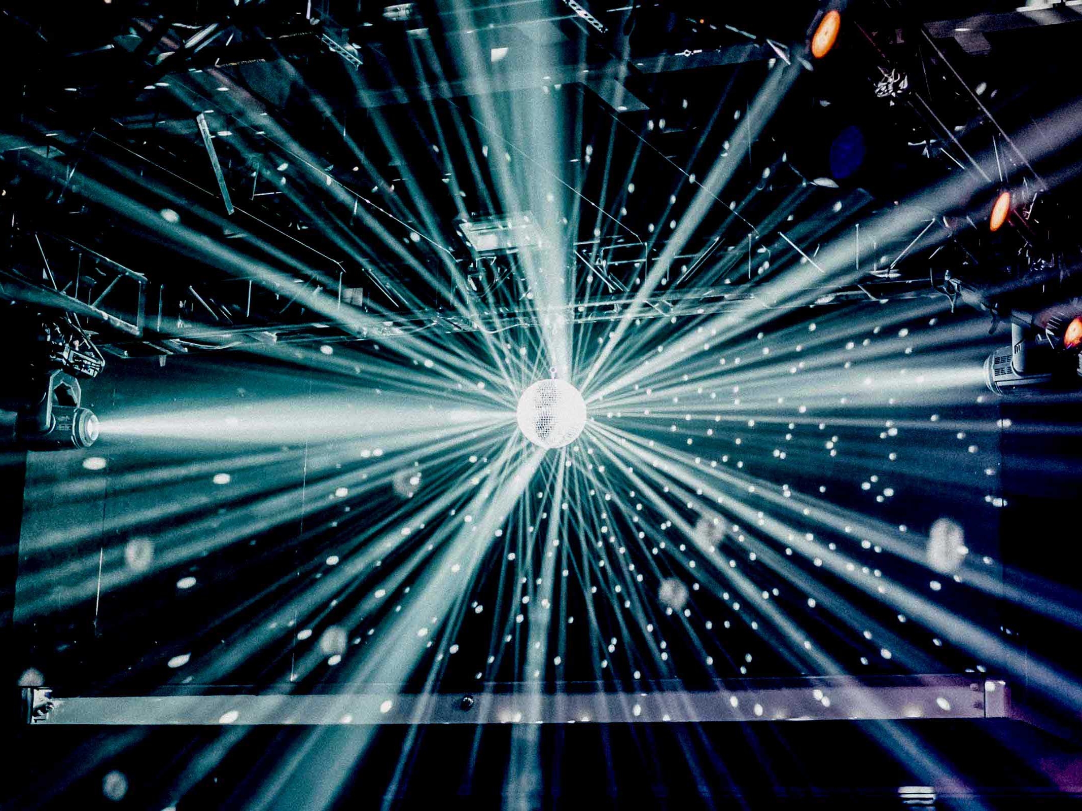 Showbeleuchtung mit Lichtstrahlen und Effekten bei einem Event in Hannover mit moderner Lichttechnik