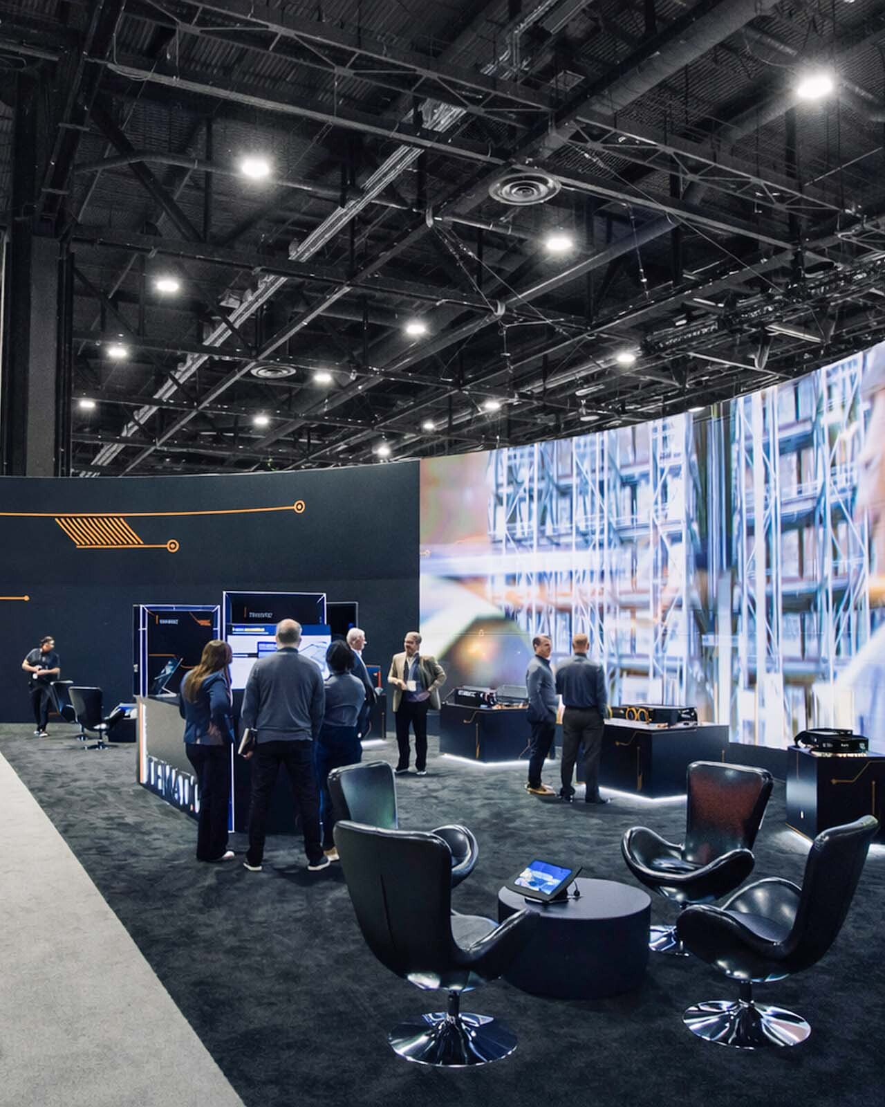 Messestand mit gro&szlig;er LED-Wand auf einer Messe in Hannover mit moderner Eventtechnik und Messebau