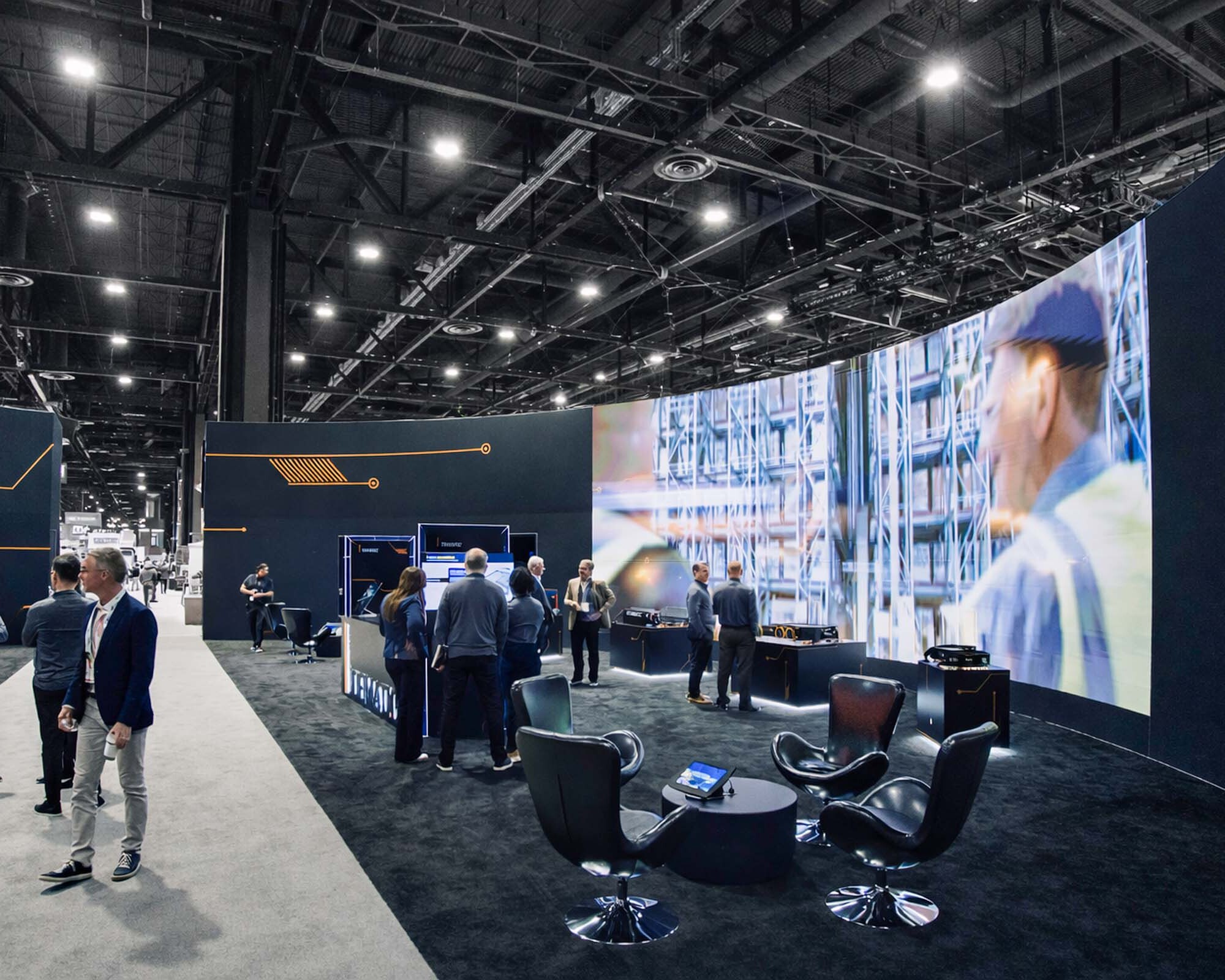 Messestand mit großer LED-Wand auf einer Messe in Hannover mit moderner Eventtechnik und Messebau