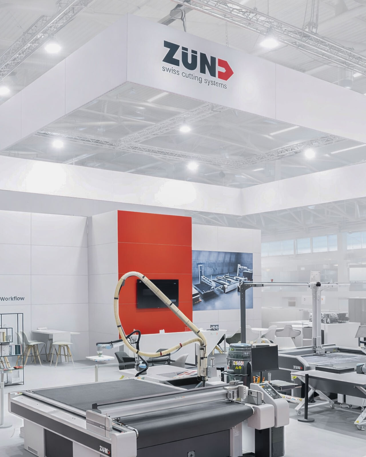 Großer Industrie-Messestand in Hannover mit modernem Messebau und hochwertigem Eventdesign