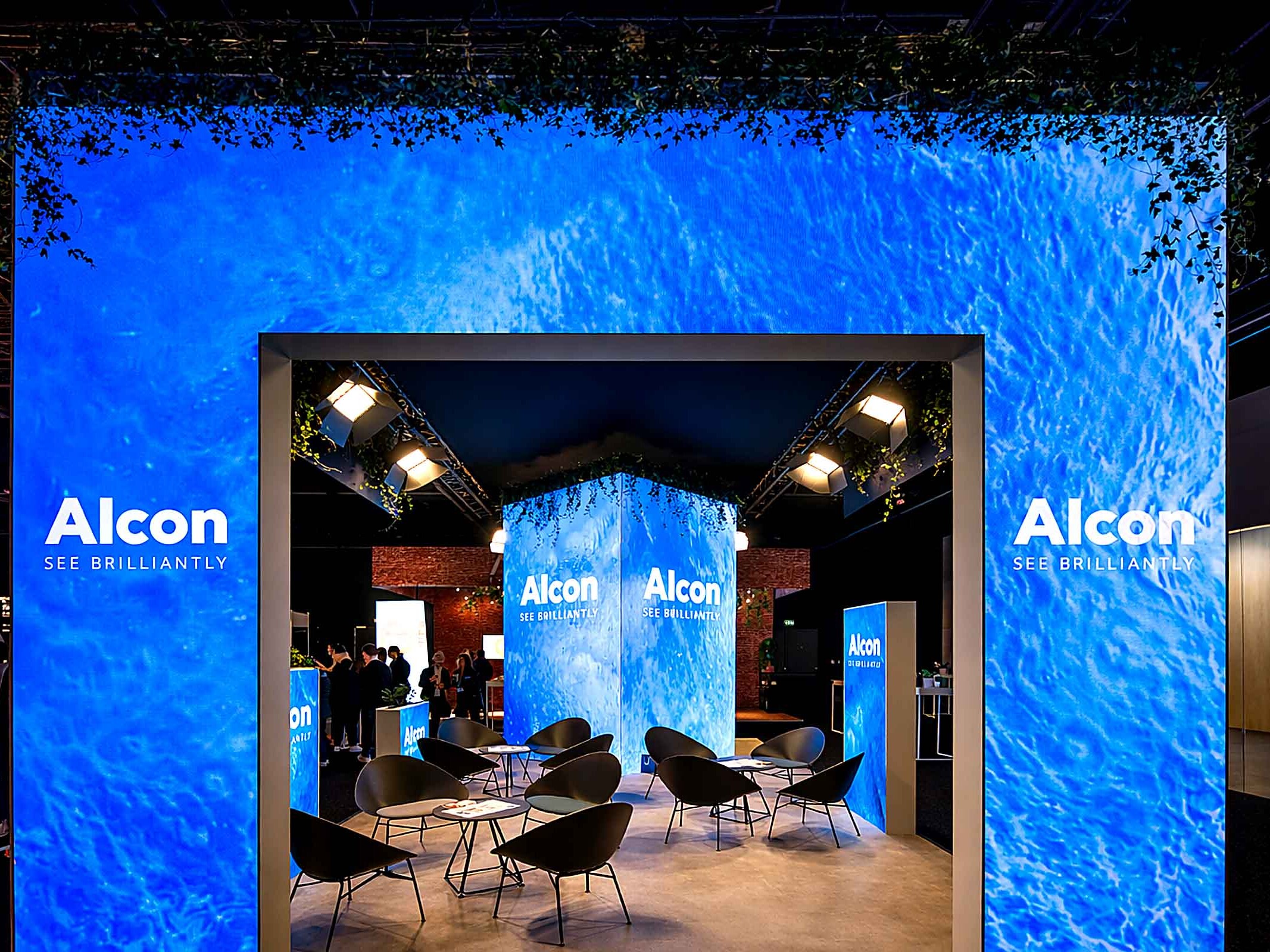 Messestand mit großen LED-Wänden vom Messebauer in Hannover für moderne Markenpräsentation auf Messen