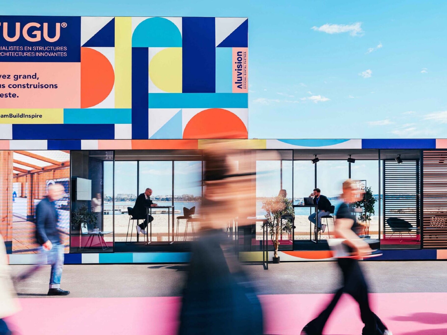 Modularer Container Messestand vom Messebauer in Hannover für Outdoor Einsatz und flexible Pop-up Markenpräsentation