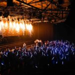 Bühnenshow mit Pyrotechnik und Publikum bei Firmenveranstaltung