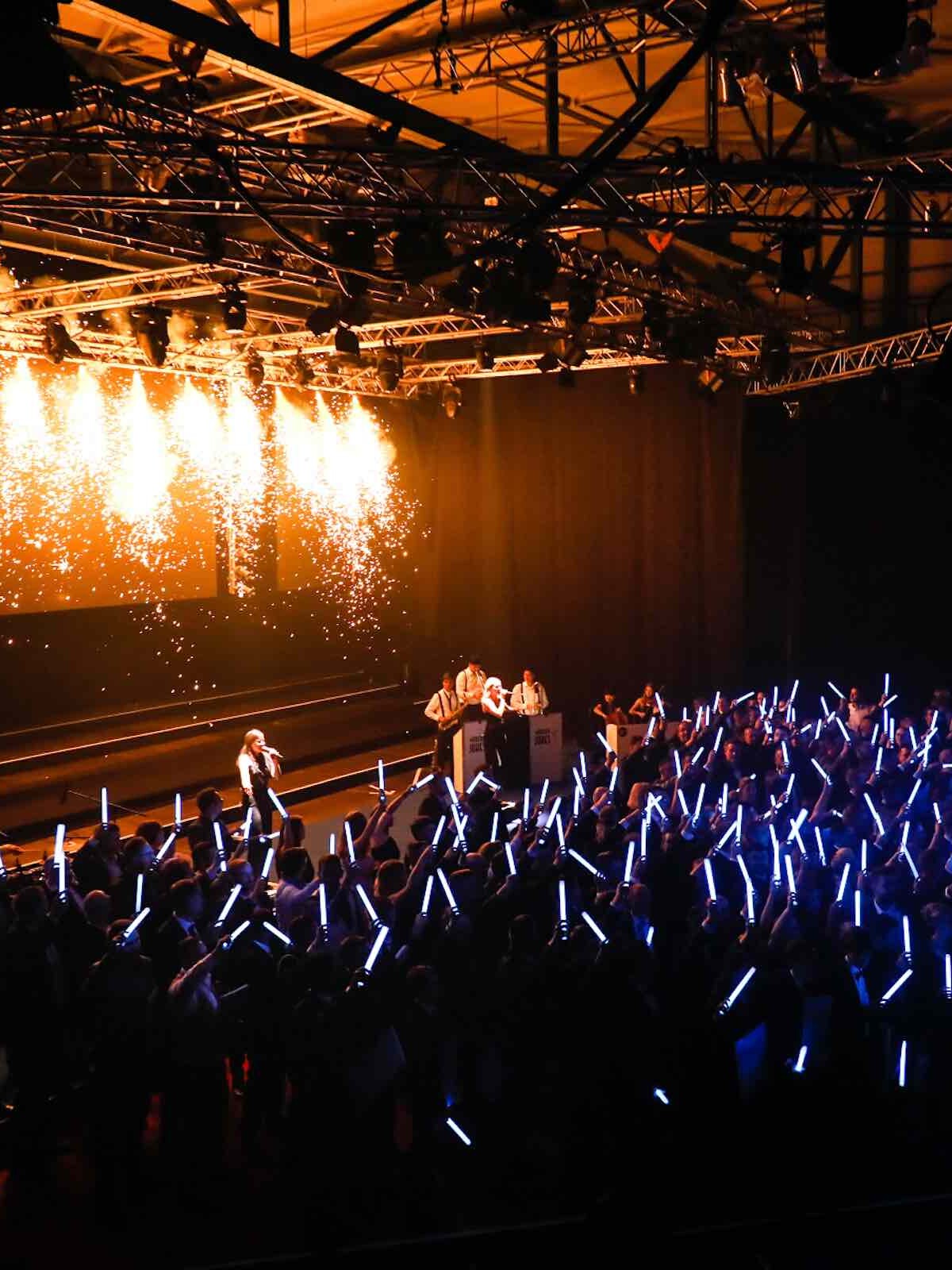Bühnenshow mit Pyrotechnik und Publikum bei Firmenveranstaltung
