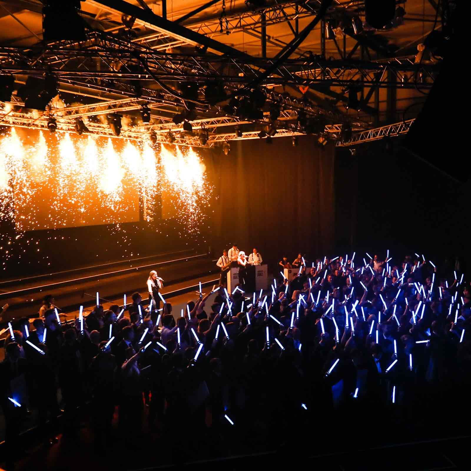 Bühnenshow mit Pyrotechnik und Publikum bei Firmenveranstaltung