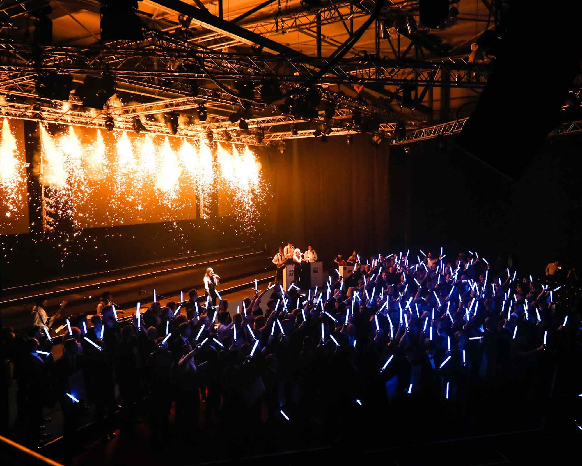 Bühnenshow mit Pyrotechnik und Publikum bei Firmenveranstaltung
