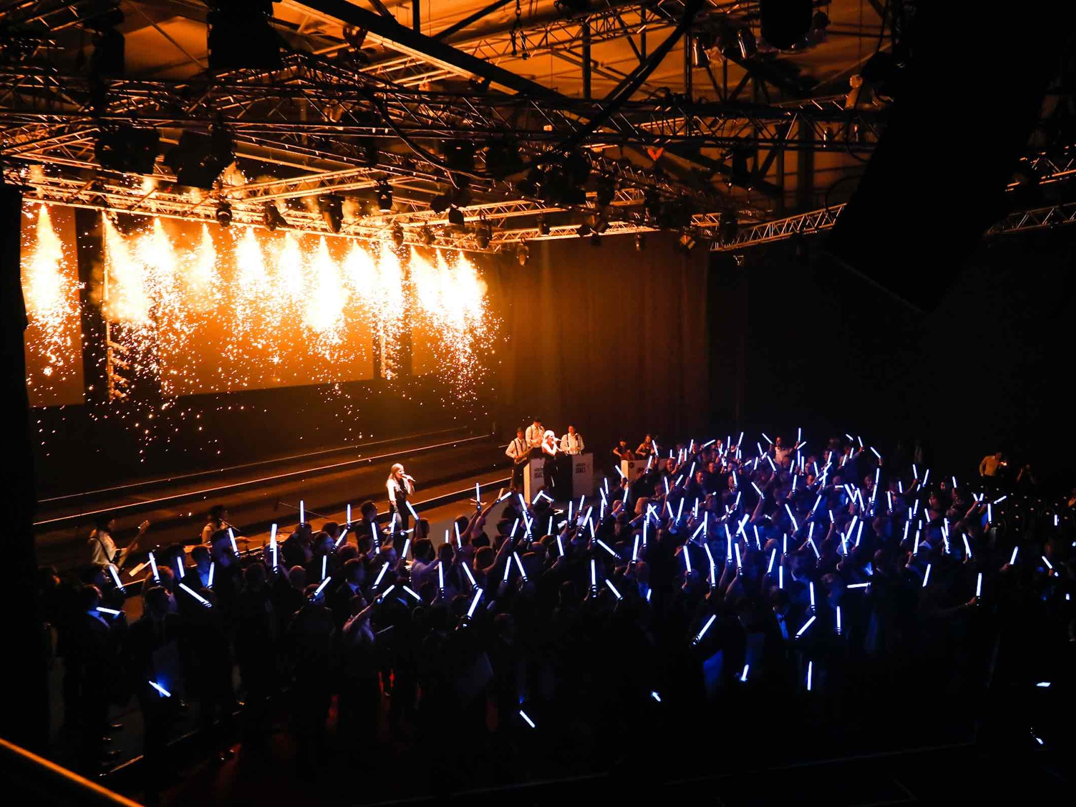 Bühnenshow mit Pyrotechnik und Publikum bei Firmenveranstaltung