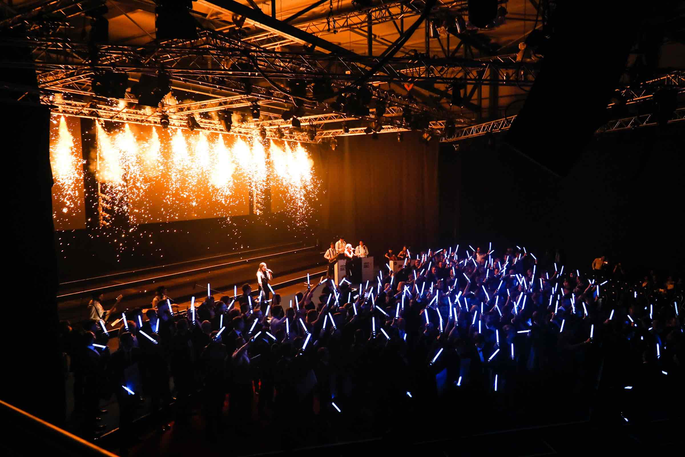 Bühnenshow mit Pyrotechnik und Publikum bei Firmenveranstaltung