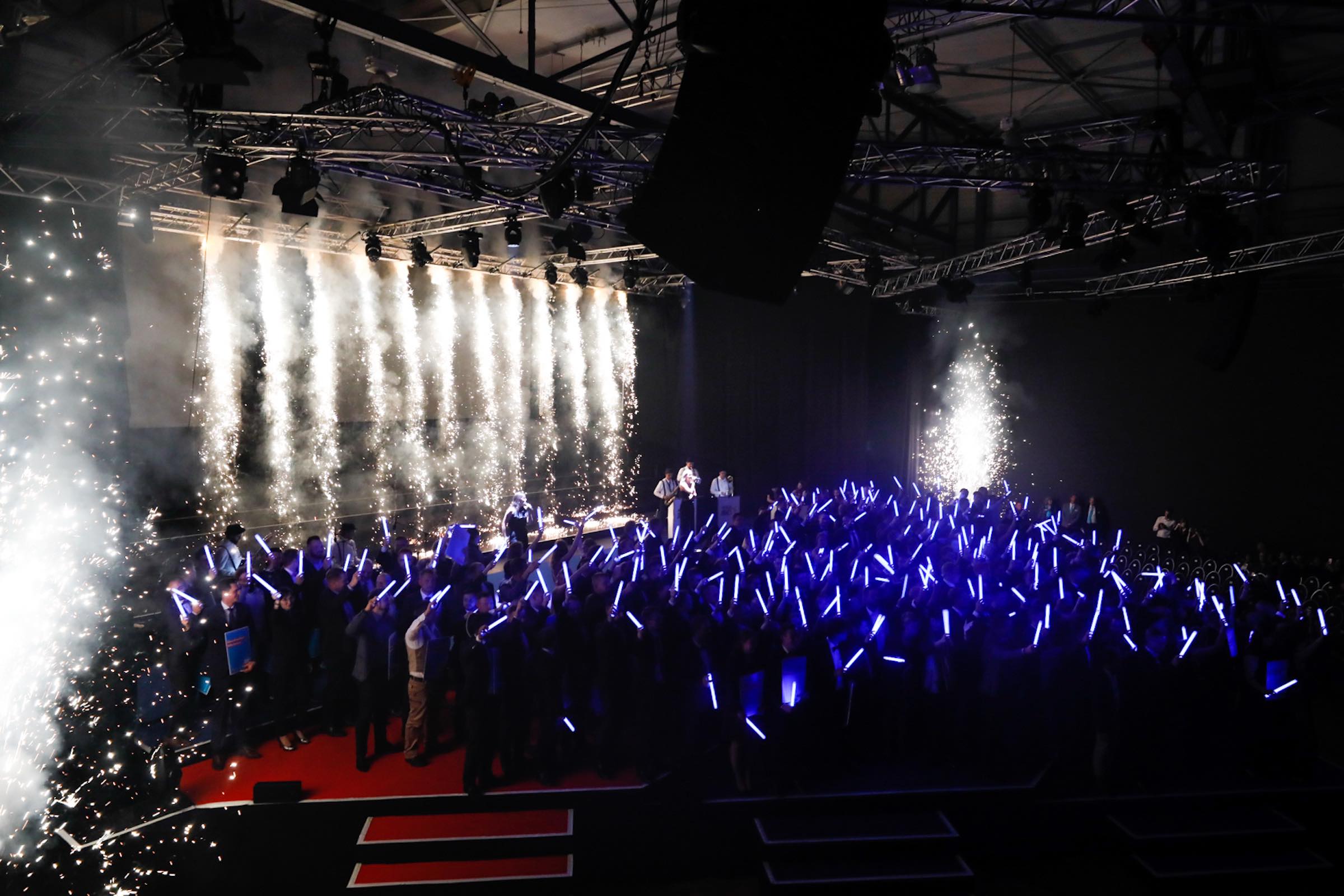 Bühnenshow mit Pyrotechnik, Lichttechnik und Publikum bei einem Event