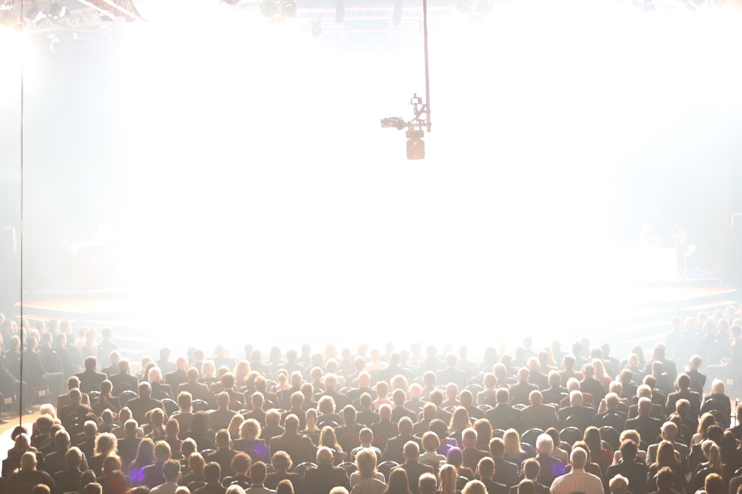 Bühnenshow mit Veranstaltungstechnik, Lichttechnik und Publikum bei einem Event