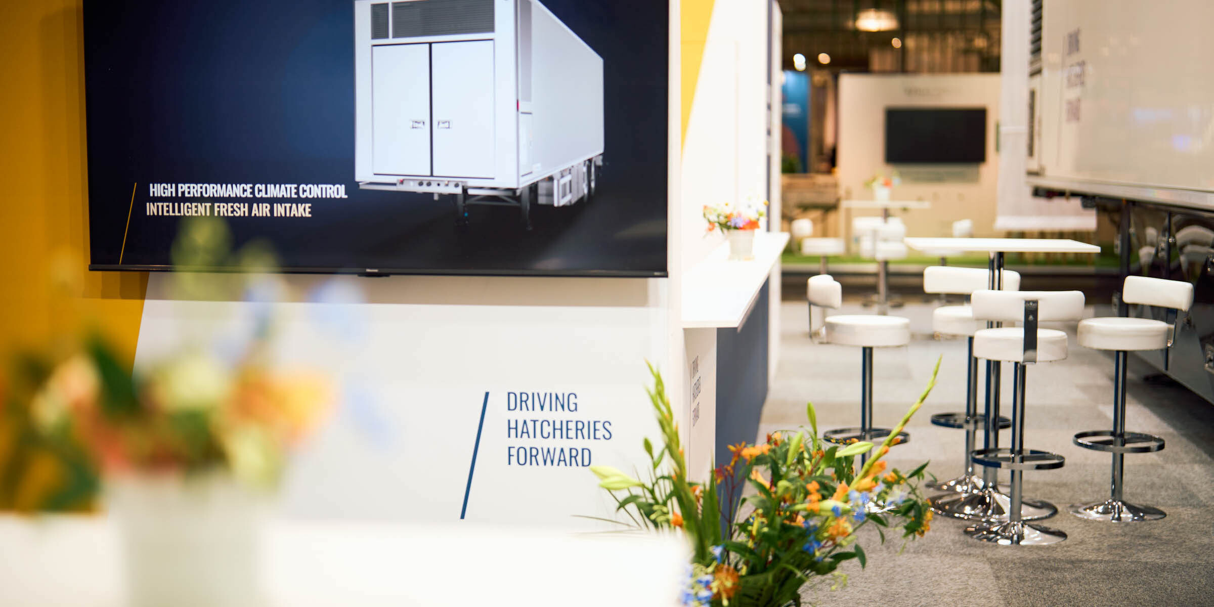 Messestand mit Bildschirm und Displaytechnik für digitale Präsentation im Messebau