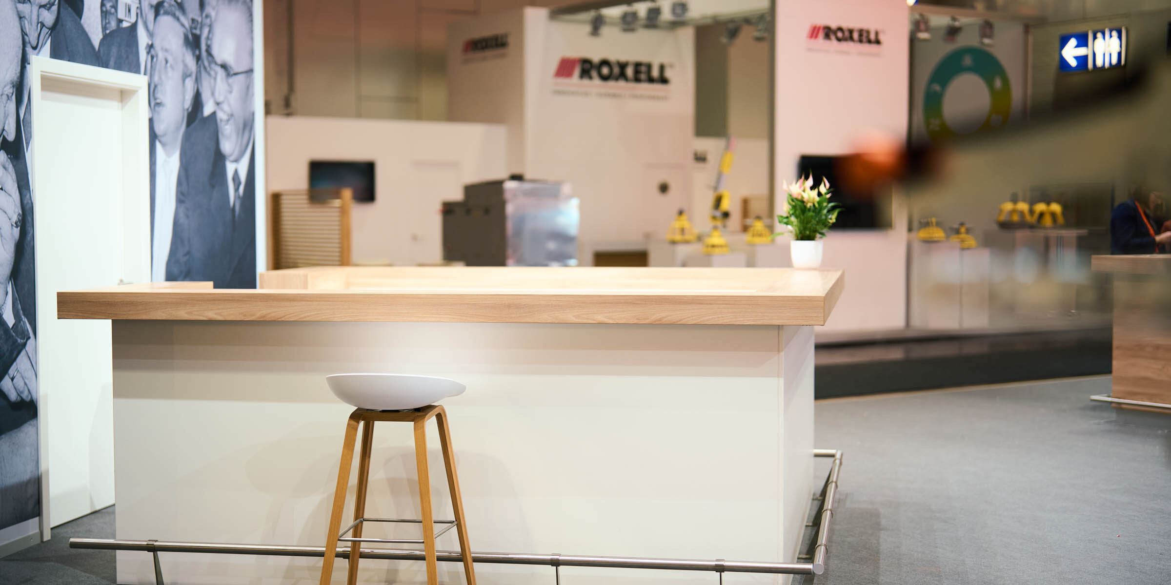 Messestand mit modernem Loungebereich, Bar und Sitzmöbeln für Messebau und Eventdesign