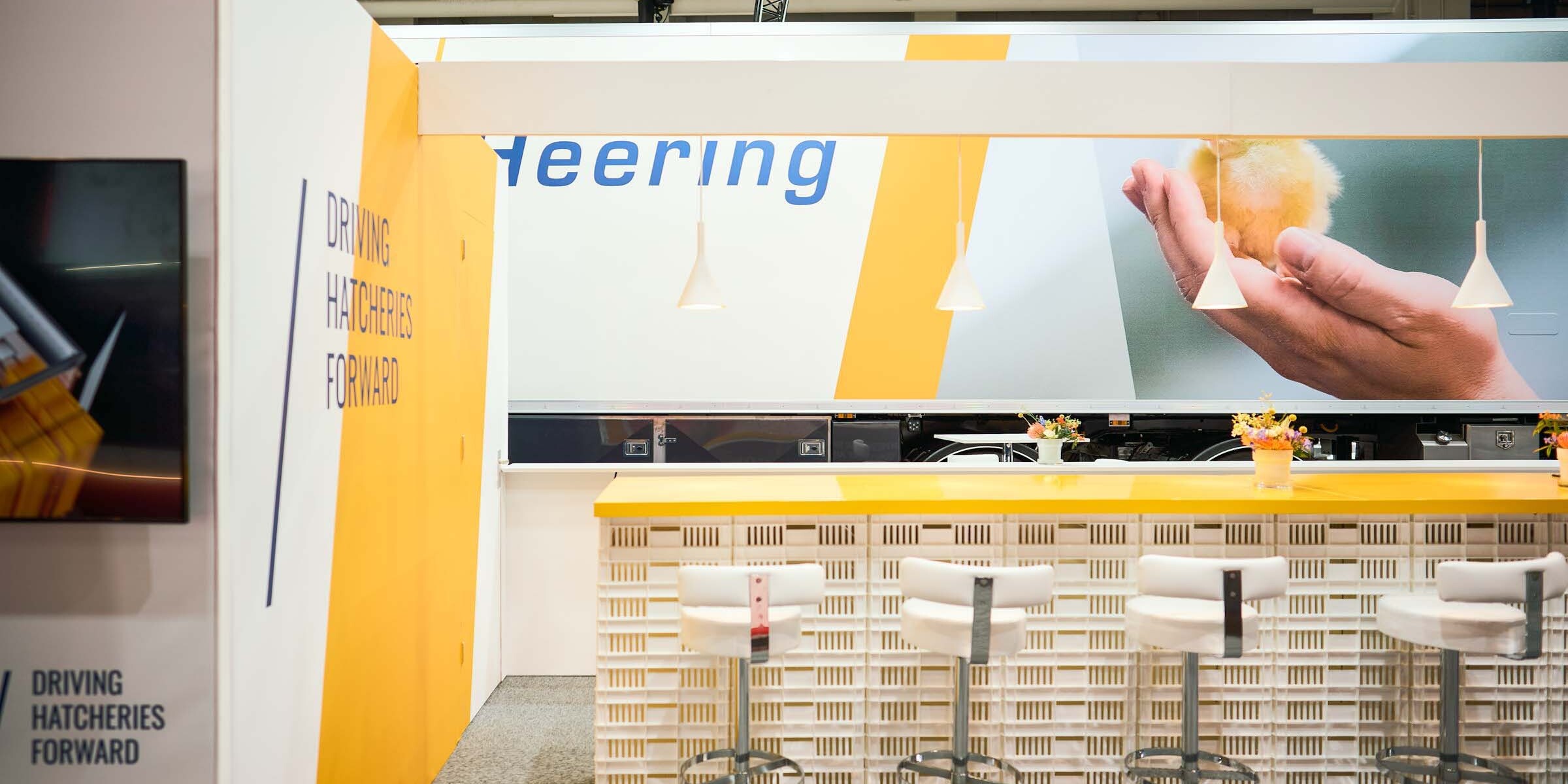 Messestand mit Barbereich, Barhockern und modernem Design für Messebau und Eventgestaltung