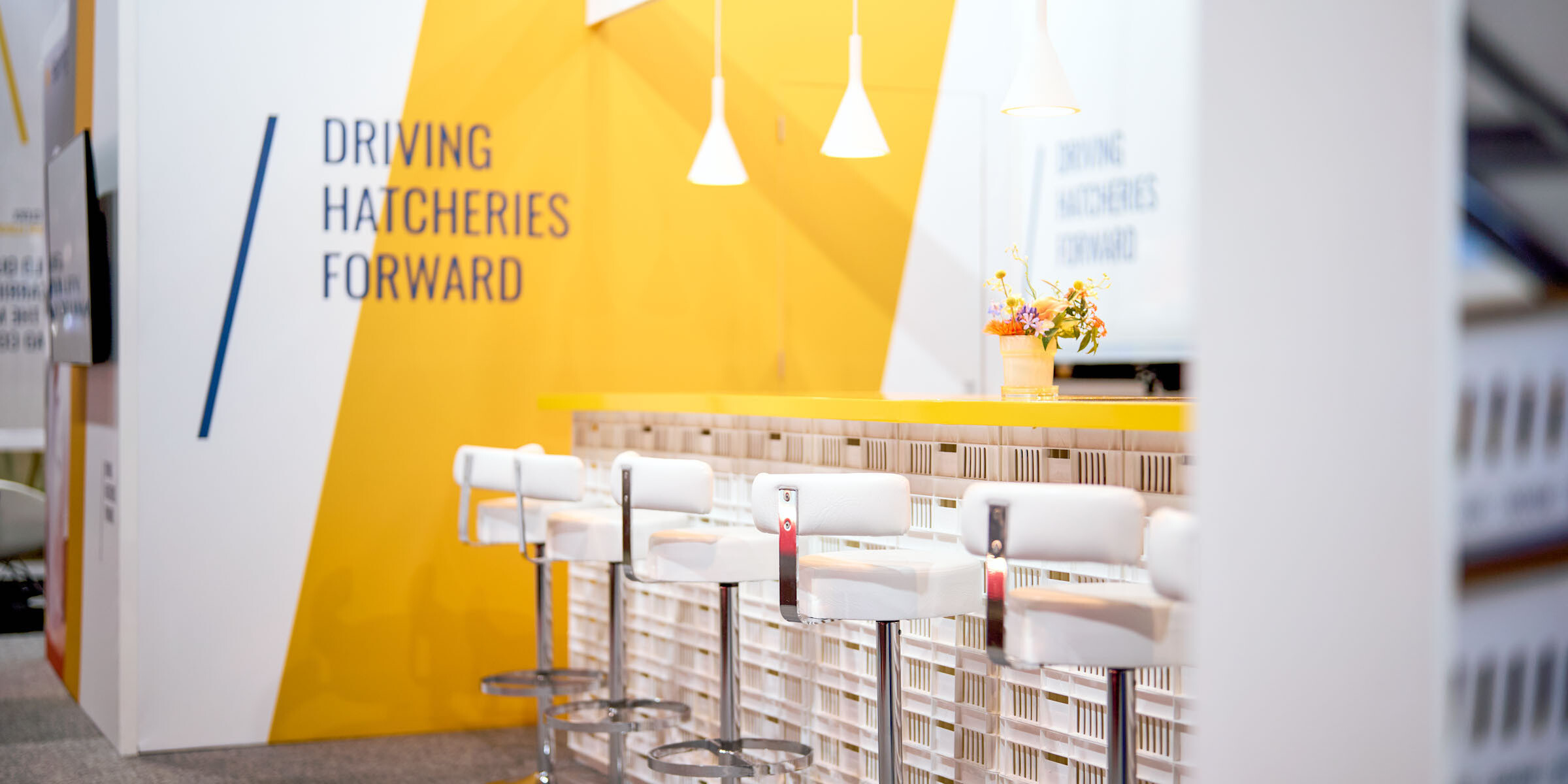 Messestand mit Barbereich, Sitzplätzen und modernem Design für Messebau und Eventgestaltung