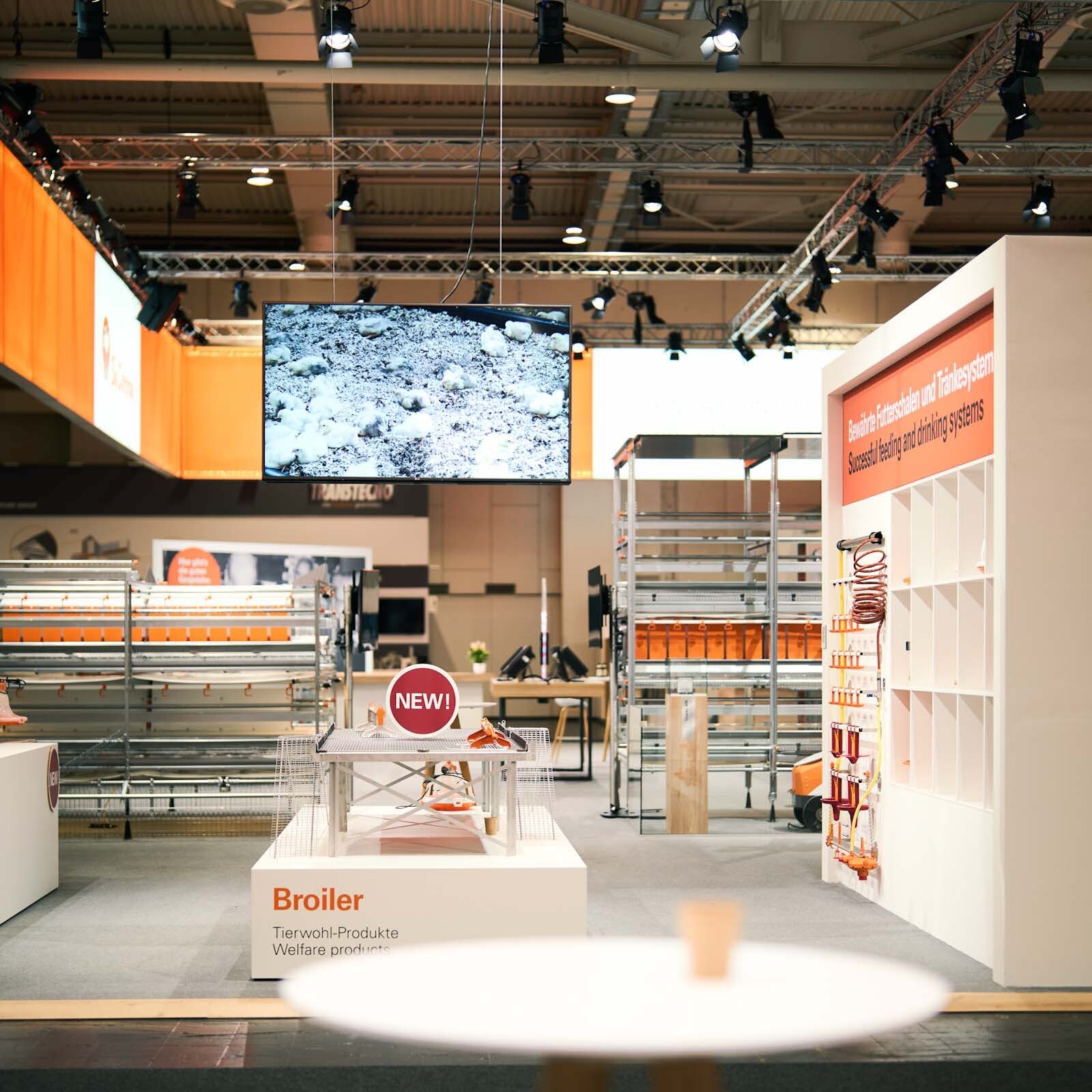 Messestand mit Produktdisplay und Präsentationssystem für Messebau und Eventtechnik