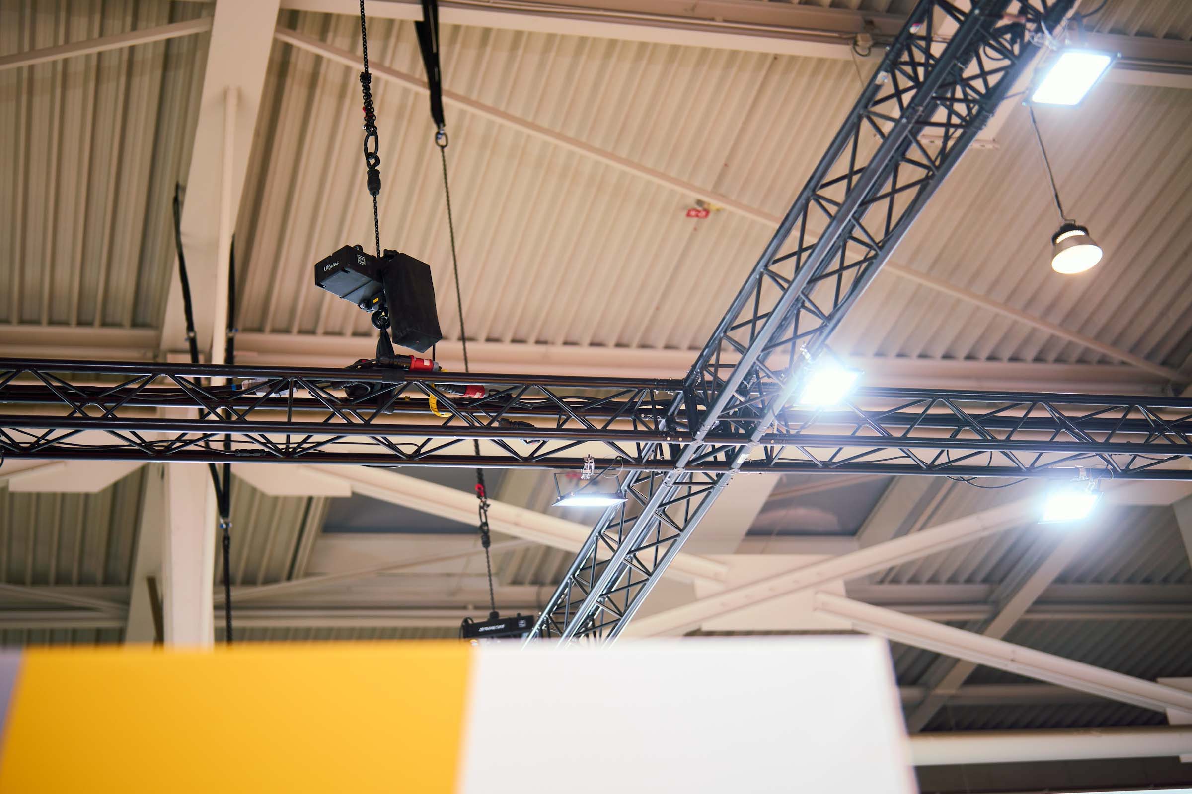 Rigging Traversensystem mit Scheinwerfern und Lichtanlage in Messehalle f&uuml;r Eventtechnik