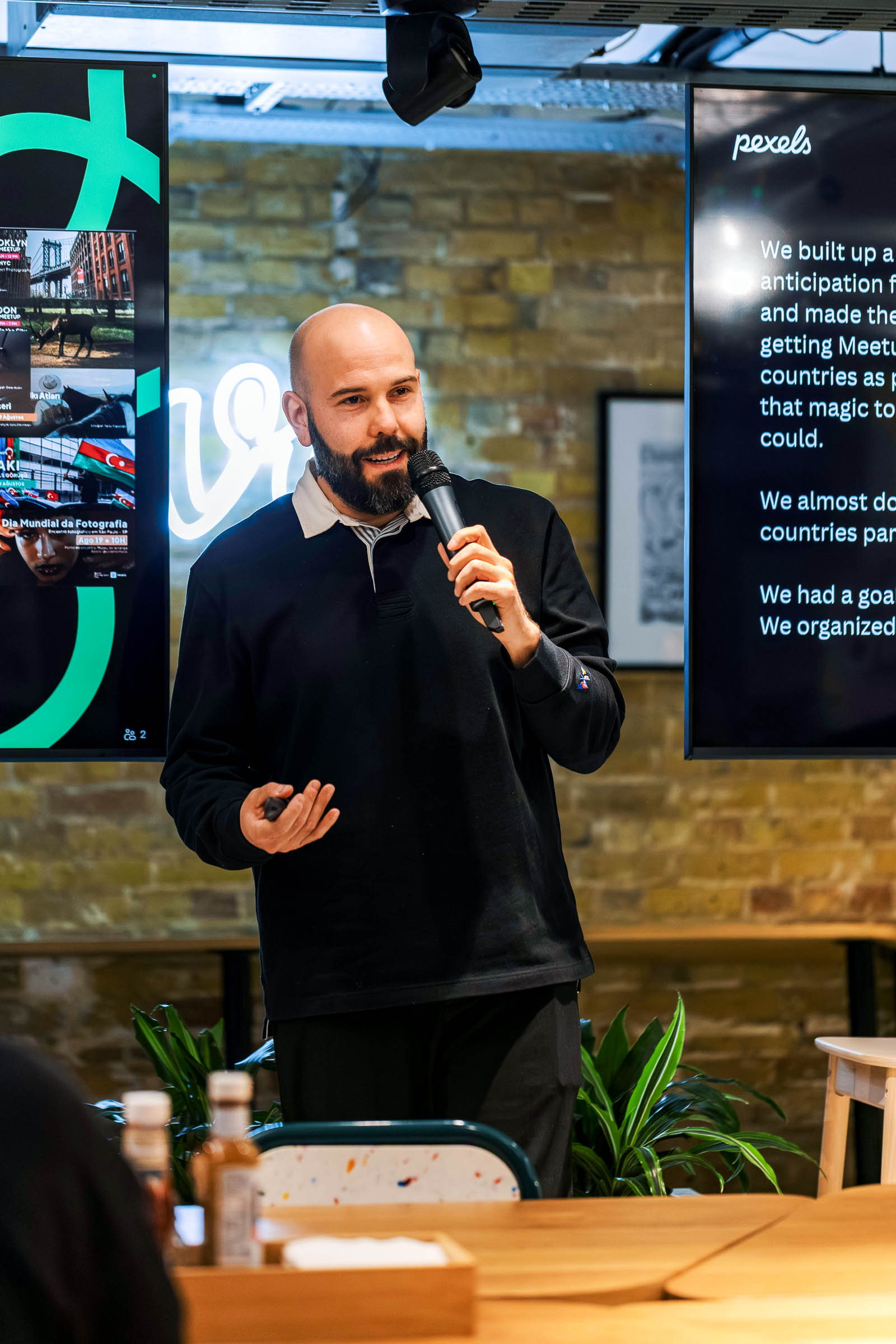 Speaker mit Mikrofon vor Doppelscreen Display bei Präsentation und Konferenztechnik